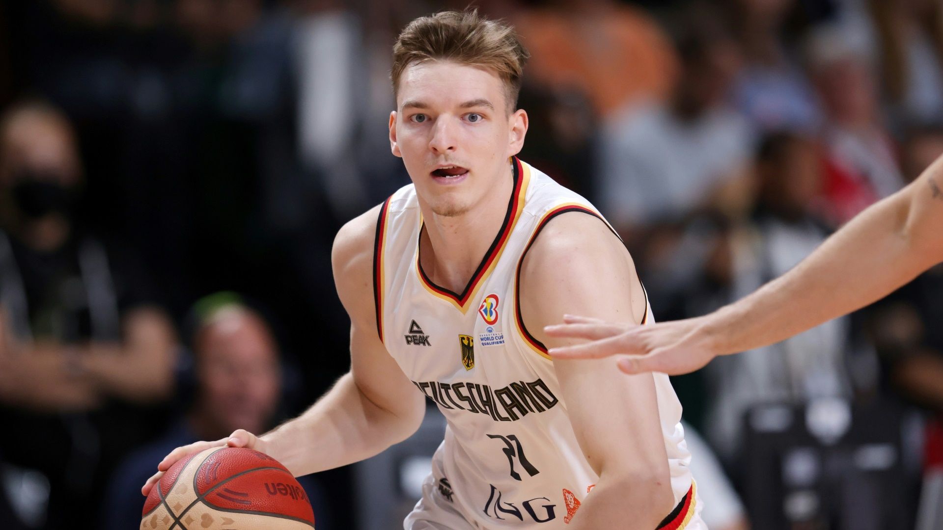 <strong>Ersatzmann: Justus Hollatz (Point Guard, zuletzt Efes Istanbul)</strong><br>Der gebürtige Hamburger, der mit der Nationalmannschaft 2023 Weltmeister wurde, ist zwar aus dem Aufgebot gestrichen worden, wird zunächst aber beim Team bleiben und weiter mittrainieren, um für einen eventuellen Verletzungsfall gerüstet zu sein.&nbsp;