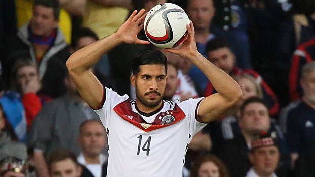 
                <strong>Emre Can</strong><br>
                RECHTER VERTEIDIGER: Emre Can vom FC Liverpool konnte bei seinen ersten beiden Länderspielen im vergangenen Monat nicht hundertprozentig überzeugen. Aber der Mittelfeldspieler hat auf der für ihn ungewohnten Rechtsverteidigerposition eine weitere Chance verdient.
              