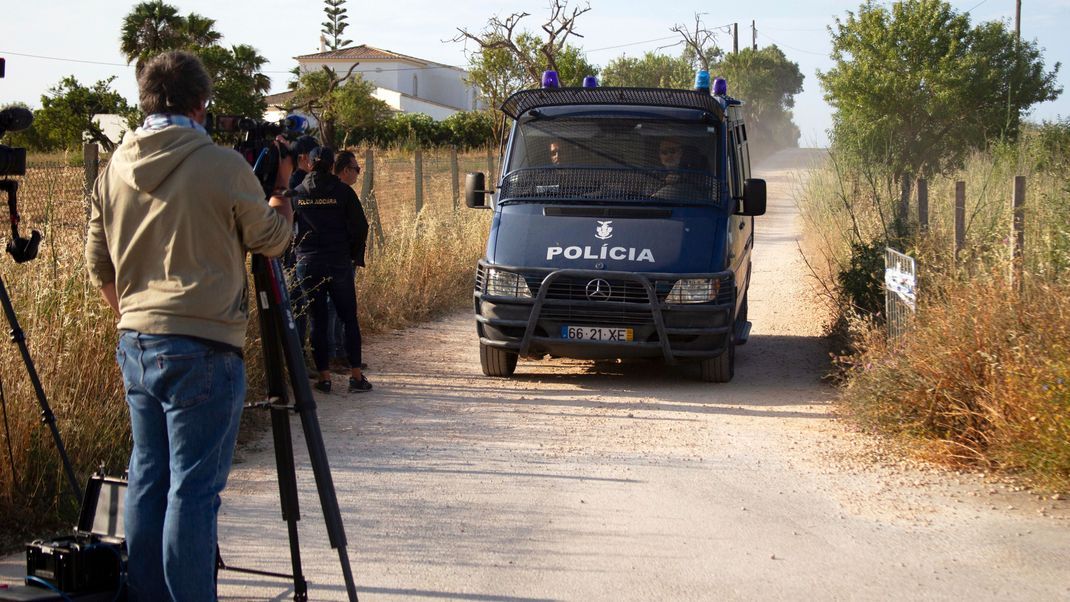Ein portugiesischer Polizeiwagen fährt einen unbefestigten Weg entlang, wo die deutsche Polizei im Zusammenhang mit der vor 18 Jahren verschwundenen Madeleine McCann weitere Suchaktionen begonnen hat. 