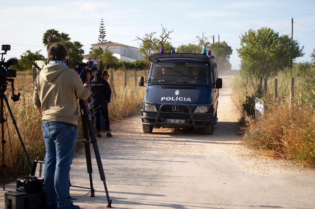 Ein portugiesischer Polizeiwagen fährt einen unbefestigten Weg entlang, wo die deutsche Polizei im Zusammenhang mit der vor 18 Jahren verschwundenen Madeleine McCann weitere Suchaktionen begonnen hat. 