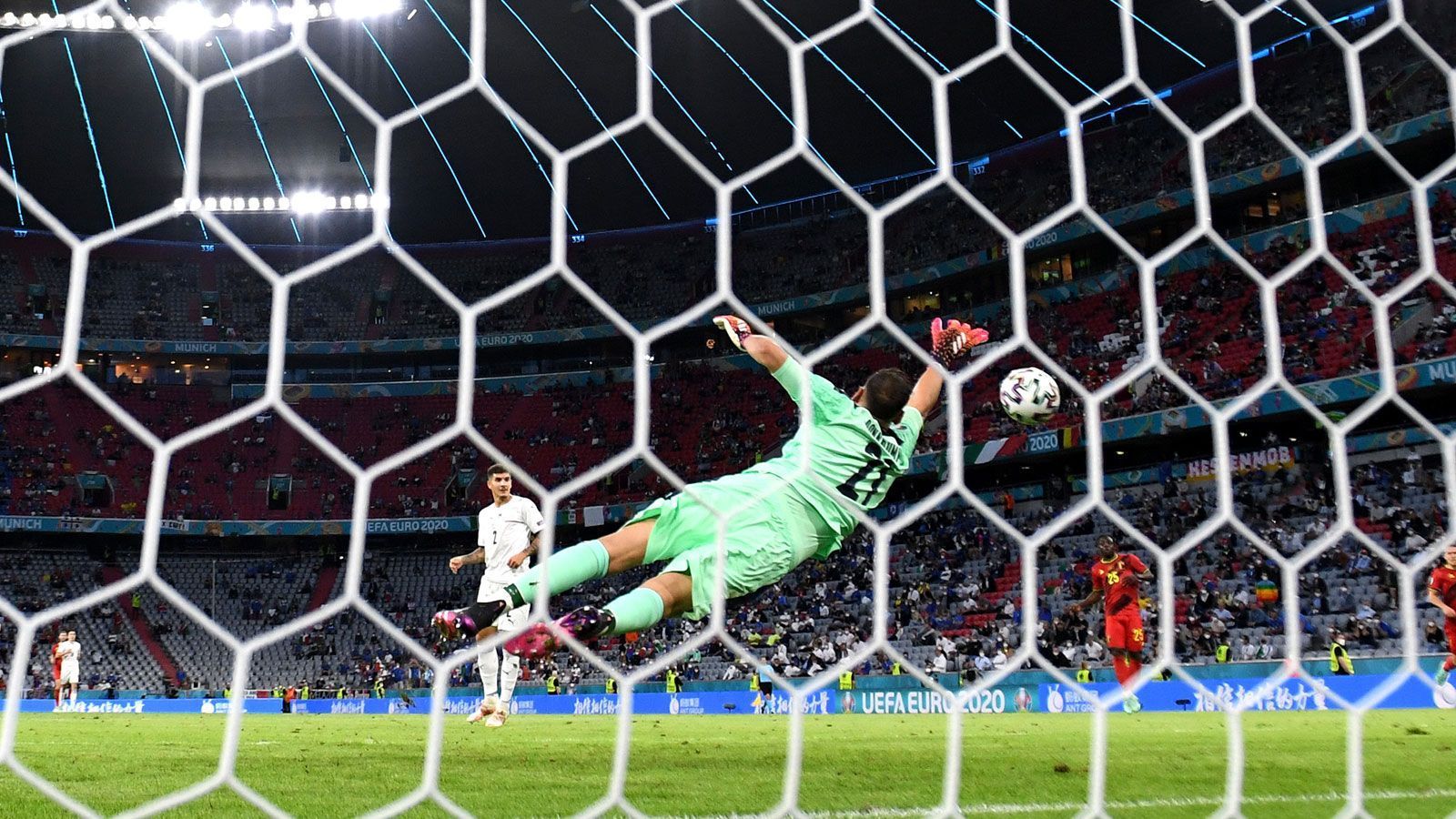 
                <strong>Grund 1: Weltklasse zwischen den Pfosten</strong><br>
                Wo fangen wir an? Am besten ganz hinten. Wie sehenswert Gianluigi Donnarumma nach Bällen hechten kann, durfte der Keeper erst in den K.o.-Spielen gegen Österreich und vor allem die stark eingeschätzten Belgier beweisen. Zu überlegen war Italien in der Gruppenphase. Der erst 22-jährige Schlussmann bewies dennoch, dass er auf Betriebstemperatur ist. Der Schützling von Staragent Mino Raiola gilt schon jetzt als einer der weltbesten seines Fachs und trieb in München Romelu Lukaku und Co. zur Verzweiflung. Seine jüngste Bilanz im Trikot mit der Nationalflagge auf der Brust ist mehr als beeindruckend: In elf Spielen musste er nur zweimal hinter sich greifen. Das war zwar in den vergangenen beiden Partien, aber für die Fortsetzung dieser Serie müssen sich die kommenden Gegner schon strecken.
              