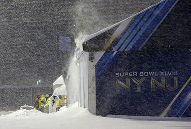 
                <strong>Super "Snow" Bowl 2014</strong><br>
                Einsatzkräfte sind den ganzen Tag damit beschäftigt, die enormen Schneemassen zu bändigen. Das Problem: Von oben kommt immer neuer Nachschub
              
