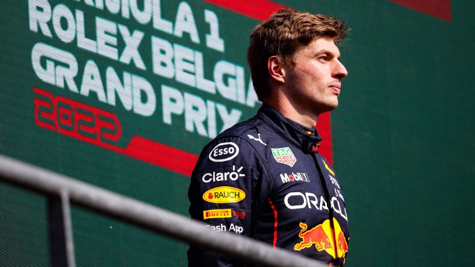 
                <strong>Gewinner: Max Verstappen</strong><br>
                Gewinner Nummer 1 ist unumstritten Max Verstappen. Der Niederländer ist drauf und dran, seinen zweiten WM-Titel in Folge einzufahren. Zwar musste der Niederländer aufgrund einer Motorenstrafe von Platz 14 aus in das Rennen starten, dank einer beeindruckenden Aufholjagd befand sich "Mad Max" aber schon nach einem Viertel der Renndistanz wieder ganz vorne. In der WM-Wertung wächst sein Vorsprung kontinuierlich, die Konkurrenz ist ob der exzellenten Pace seines Red-Bull-Boliden zudem ratlos. Auf dem Weg zur Meisterschaft kann sich der 24-Jährige eigentlich nur noch selbst schlagen. 
              