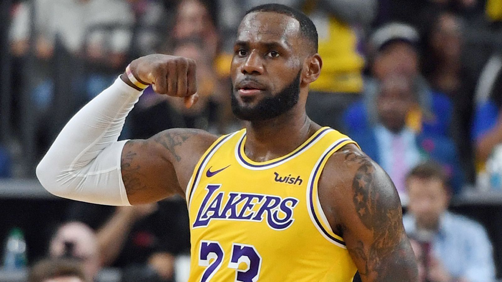 
                <strong>Platz 1: LeBron James, Los Angeles Lakers</strong><br>
                2017/18 Stats: 27,5 Punkte/ 8,6 Rebounds/ 9,1 AssistsWette niemals gegen LeBron James! Der "King" hat seit 2013 keinen MVP-Award mehr geholt, trotzdem ist er immer noch der beste Spieler der Liga. Der 33-Jährige macht jedes Team automatisch zum Titelanwärter und genau darin liegt seine Chance. "The Chosen One" spielt jetzt nämlich nicht mehr im grauen Cleveland, sondern für die Glamour-Franchise aus Los Angeles. Die Lakers erlebten zuletzt magere Zeiten. Fünf Jahre ist die letzte Playoff-Teilnahme her, es ist die längste Durststrecke der Klubgeschichte, zu wenig für das stolze Traditionsteam. Sollte LeBron die Lakers wieder dahin führen, wo sie ihrem Selbstverständnis nach hingehören, wäre das ein enormer Imagegewinn und die NBA-Welt würde ihm einmal mehr zu Füßen liegen.  
              