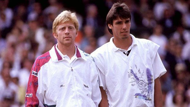 
                <strong>Vorteil Deutschland: Die größten Triumphe von Boris Becker, Michael Stich und Co.</strong><br>
                Wimbledon-Finale 1991: Boris Becker gegen Michael Stich. Im Gegensatz zu Stich (rechts) schaut Becker sehr entspannt, fast schon siegessicher - doch am Ende kommt es ganz anders.
              