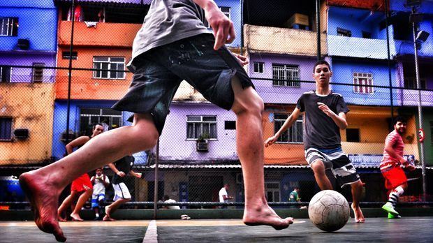 
                <strong>Sehnsucht nach Fußball</strong><br>
                Der Unterschied zwischen arm und reich ist in kaum einem Land so groß wie in Brasilien. Jugendliche sind von der Arbeitslosigkeit am meisten betroffen. Ihr Rezept gegen die Langeweile und Tristesse: Kicken.
              
