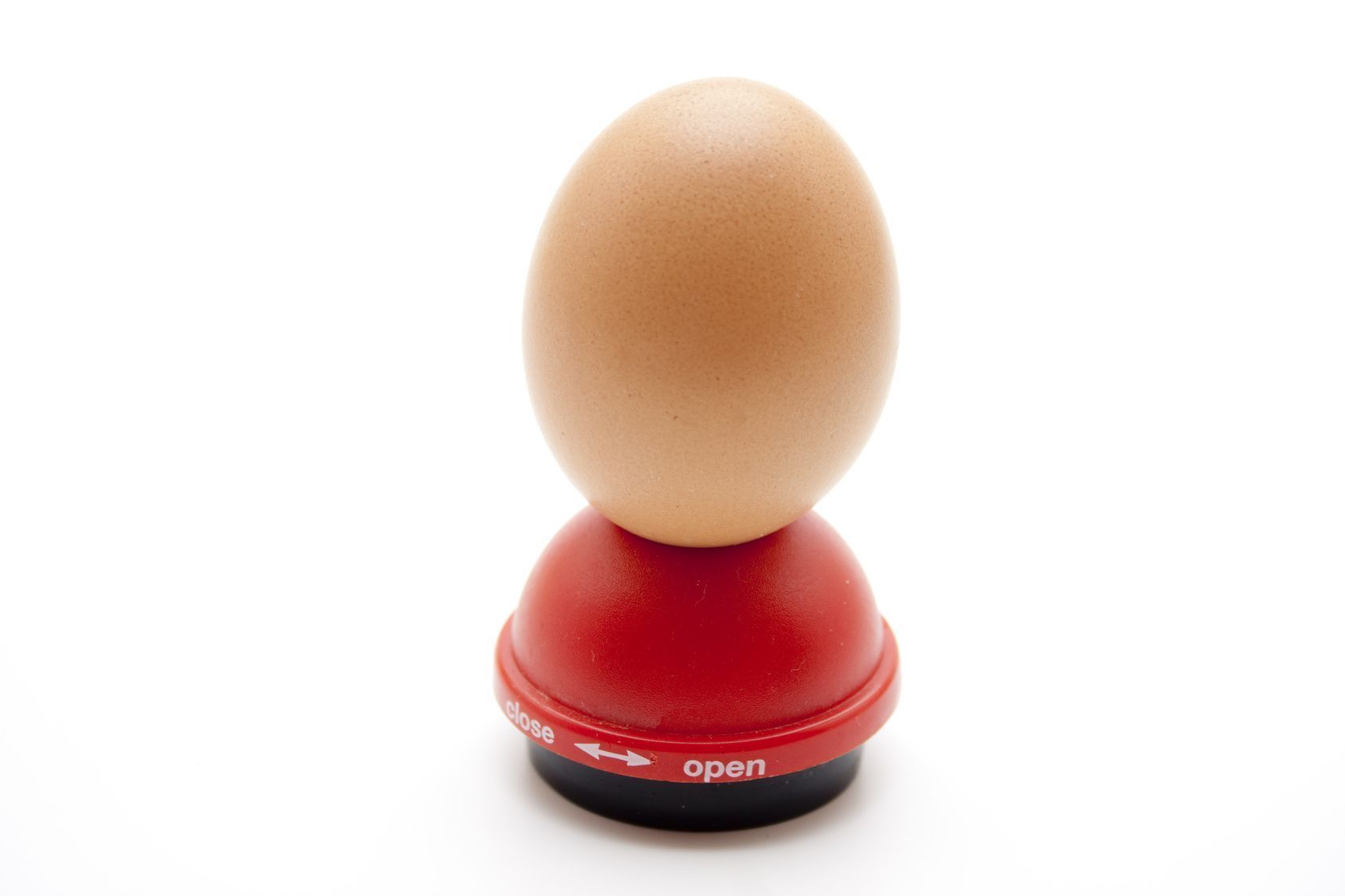 Um Eier zu kochen, ohne dass sie platzen, stechen Sie diese an der Unterseite mit einem Eidorn an. Alternativ können Sie auch eine saubere Nadel verwenden.