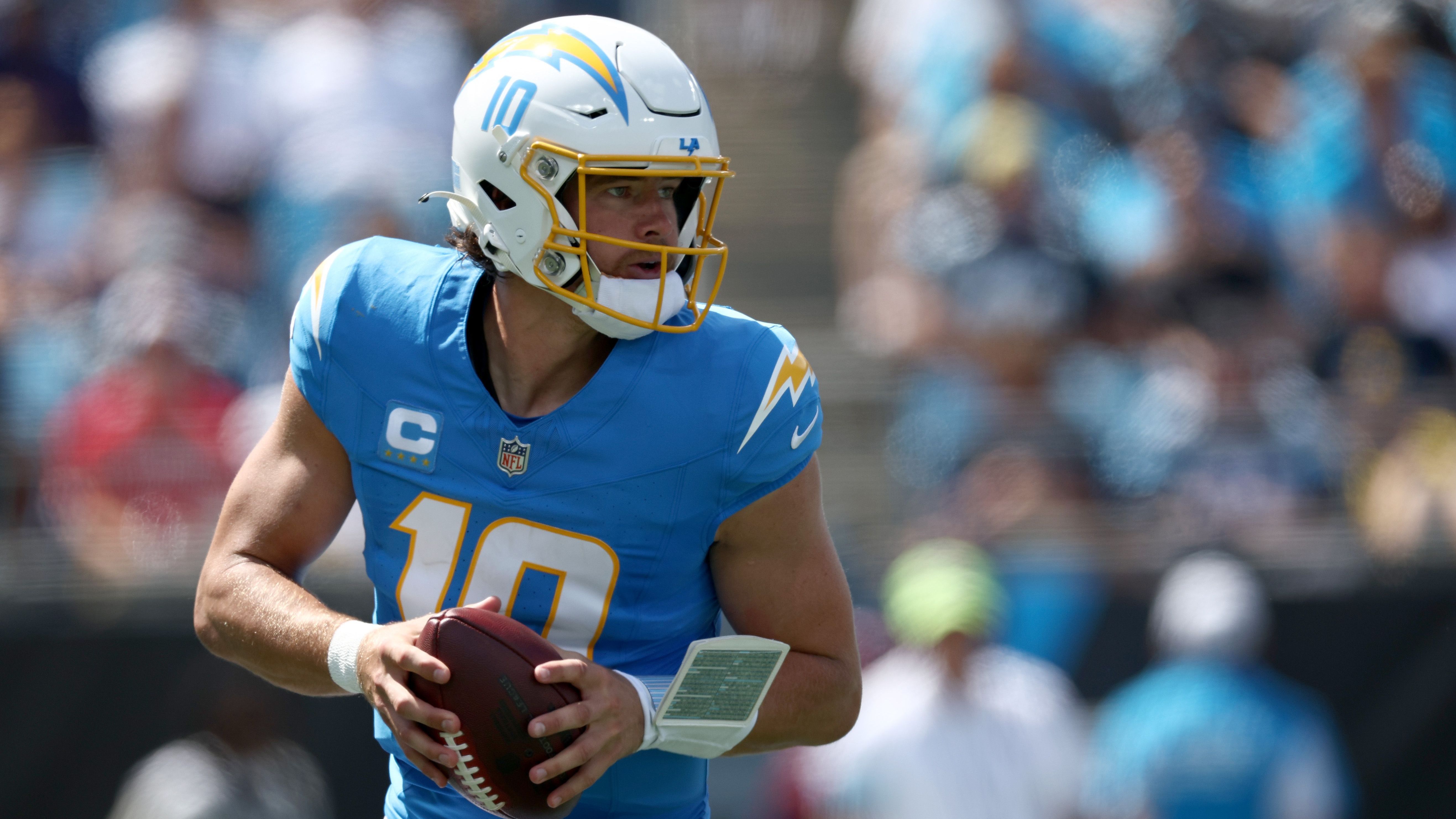 <strong>Justin Herbert (Los Angeles Chargers)</strong><br>Die Los Angeles Chargers haben Quarterback Justin Herbert für das Spiel am Sonntag gegen Pittsburgh offiziell als fraglich gelistet. Er hat sich zuletzt&nbsp;im Spiel gegen Carolina eine Knöchelverstauchung zugezogen. Laut NFL-Insider Adam Schefter soll eine finale Entscheidung erst beim Warmmachen getroffen werden, es sieht aktuell aber wohl danach aus, dass Herbert starten könnte.