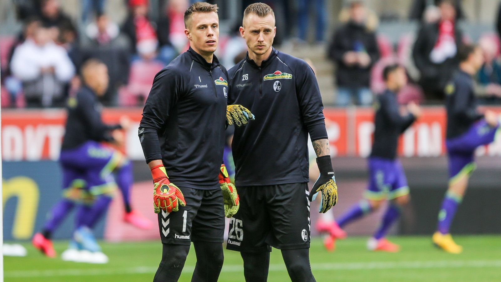 
                <strong>SC Freiburg</strong><br>
                Beim SC Freiburg hat sich Alexander Schwolow (li.) seit 2015 zu einem verlässlichen Bundesliga-Torhüter entwickelt. Nun steht für den 28-Jährigen der nächste Karriereschritt an; Schwolow soll zu Schalke wechseln. Sein Nachfolger könnte der Niederländer Mark Flekken (re.) werden, der Schwolow in der zurückliegenden Saison schon einige Male gut vertrat. Der 27-Jährige hat durch seine guten Spiele in der Vorsaison wohl zusätzlich Interessenten auf den Plan gerufen. Hertha und Union Berlin sollen sich laut "Kicker" ebenso mit dem 1,95 Meter großen Schlussmann beschäftigt haben wie auch Eredivisie-Klub PSV Eindhoven. Neben dem möglichen, intern Schwolow-Kronprinzen Flekken soll Freiburg sich auch noch mit Jonas Omlin (FC Basel) und Stefanos Kapino (Bremen) beschäftigen.
              