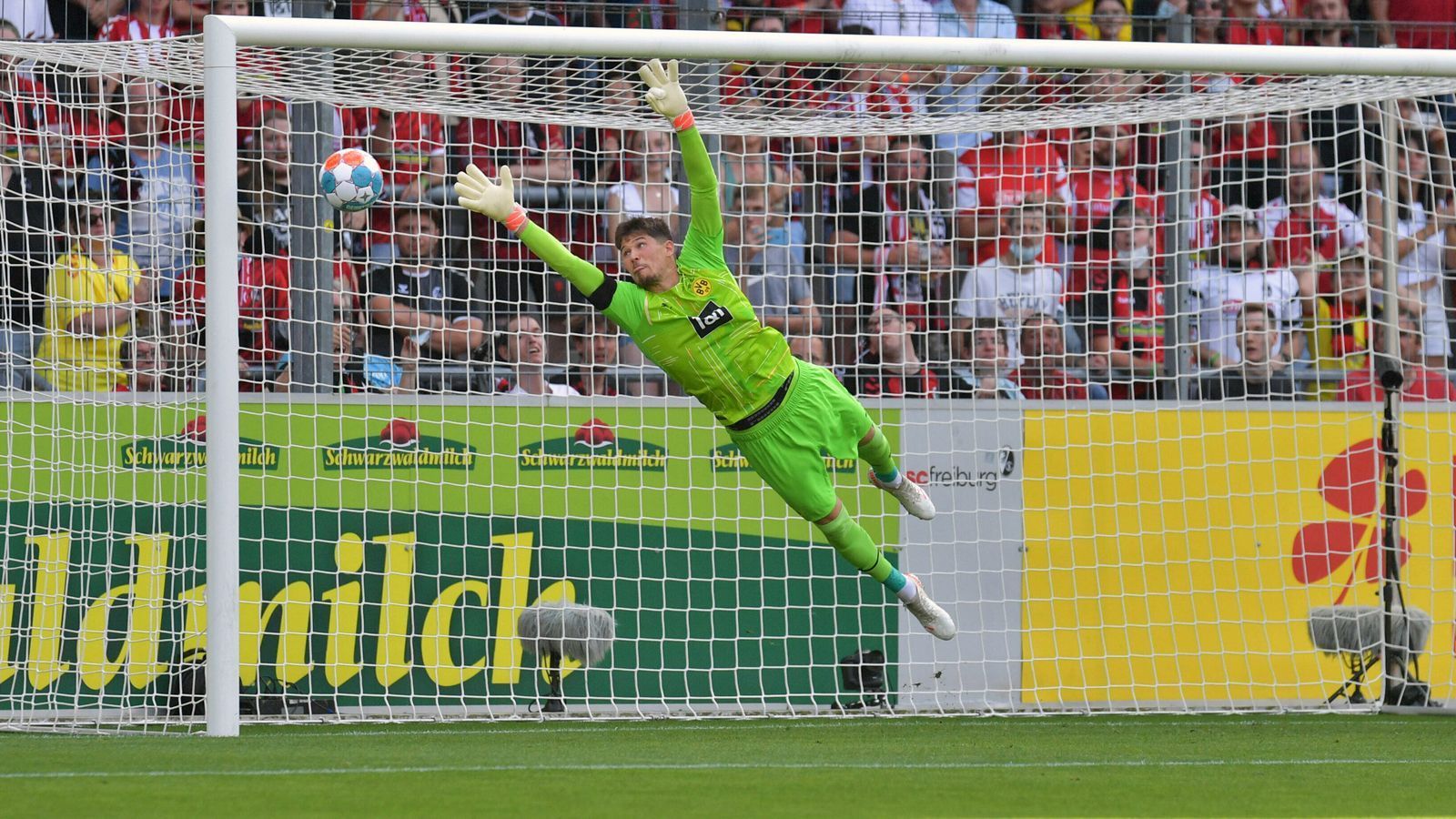 
                <strong>Gregor Kobel</strong><br>
                Der Schweizer Schlussmann erlebt einen unglücklichen Abend, weil er eigentlich nicht viel zu tun bekommt. Bei Grifos Freistoß zum 1:0 fliegt er vergebens. Gegen Schlotterbecks Kopfball ist er dann erstmals zur Stelle. Dagegen kann er auch Sallais 2:0 nicht verhindern. ran-Note: 4
              