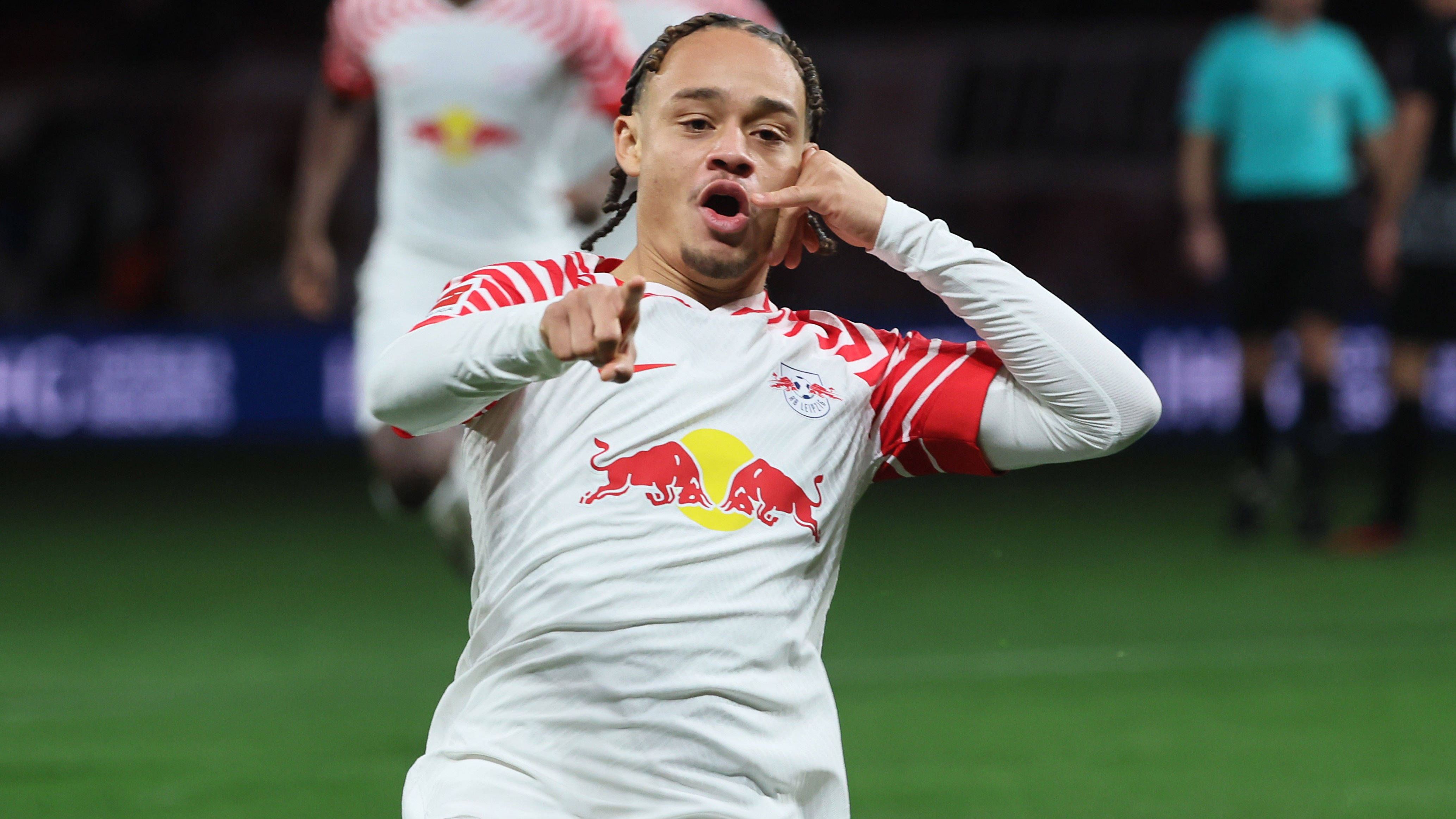 <strong>Top: Xavi Simons (RB Leipzig)</strong><br>Ganz anders Xavi Simons bei RB Leipzig, der seinen Telefon-Jubel schon diverse Male vorführen durfte - bei wettbewerbsübergreifend sechs Toren. Bei Paris St. Germain dürften sie auch öfter zum Hörer greifen, denn von dort ist der junge Niederländer ausgeliehen. Dieser Deal scheint mit einer Win-Win-Win-Situation zu enden.