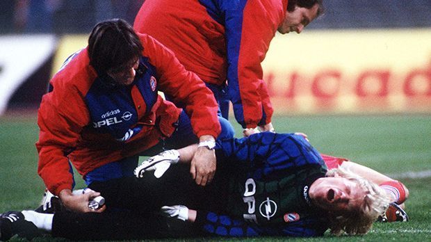 
                <strong>Oliver Kahn</strong><br>
                Oliver Kahn: Wer denkt, der Titan sei unverwundbar, der irrt: Im Ligaspiel gegen Leverkusen 1994 prallte Bayerns Keeper mit seinem Mitspieler Markus Babbel so heftig zusammen, dass er sich das Kreuzband im rechten Knie riss. Doch danach fing seine Karriere erst so richtig an: er wird Champions-League-Sieger, WM-Zweiter und viele Male Deutscher Meister.
              