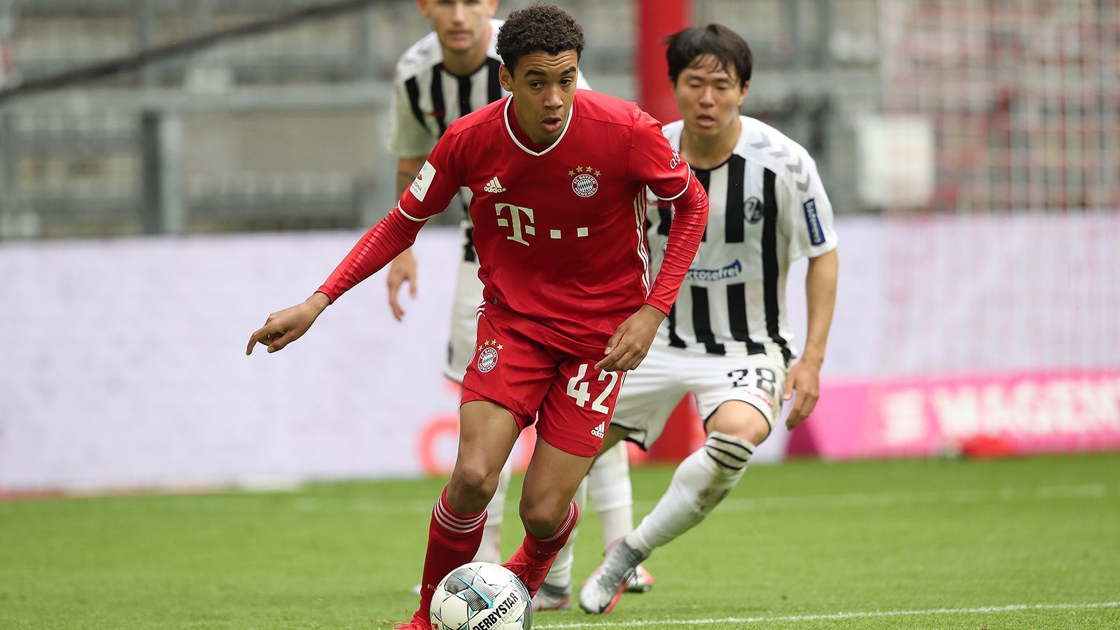 
                <strong>Jamal Musiala (FC Bayern)</strong><br>
                Der 17-Jährige wurde mit der zweiten Mannschaft des FC Bayern Meister in der 3. Liga und eigentlich darf er sich auch Deutscher Meister nennen. Denn Trainer Hansi Flick setzte den offensiven Mittelfeldspieler zwei Minuten am 33. Spieltag gegen den SC Freiburg ein. Die Einwechslung sollte eine Belohnung dafür sein, dass Musiala auf dem richtigen Weg zum Profi ist. Gleichzeitig schränkte Flick aber gleich rein, dass es noch "ein weiter Weg" sei, um regelmäßig beim FC Bayern zu spielen. Kein Wunder bei der Konkurrenz im Mittelfeld.
              