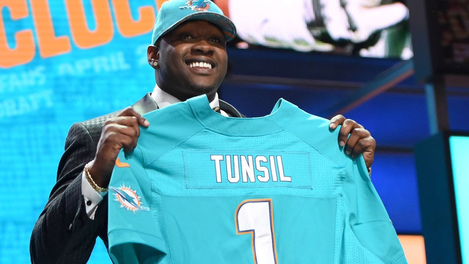 
                <strong>Laremy Tunsil</strong><br>
                Er ist das Parade-Negativbeispiel: Kurz vor dem Draft 2016 wurde ein Video des Offensive Tackle veröffentlicht, in dem er mit einer Gasmaske Marihuana konsumiert. Er galt als sicherer Kandidat für die Top 5, fiel dann aber bis auf Platz 13. Später stellte sich heraus, dass sein Account gehackt worden war. Anschließend wurde auf seinem Instagram-Account ein Screenshot geposted, der zeigte, dass Tunsil unerlaubterweise Geld vom College-Athletiktrainer John Miller annahm, damit Tunsils Mutter eine Stromrechnung bezahlen konnte. Unter dem Strich dürfte ihn der Skandal damals gut 20 Millionen Dollar gekostet haben.
              