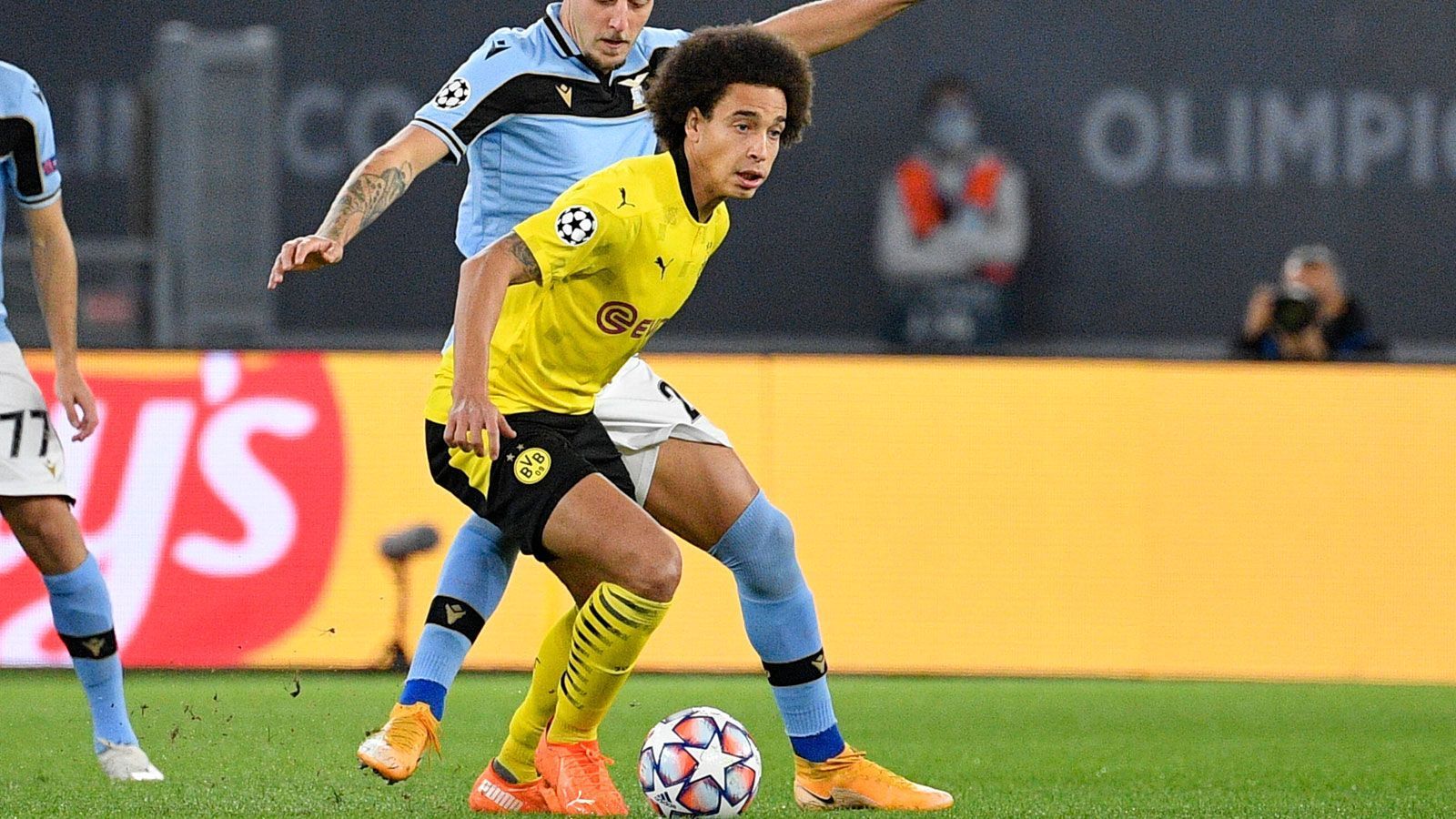 
                <strong>Axel Witsel</strong><br>
                Irgendwie stand der Belgier neben seinen Schuhen, dem Druck der Römer hatte er wenig entgegenzusetzen und kam immer wieder zu spät. ran-Note: 5
              