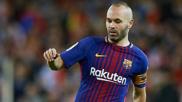 
                <strong>Andres Iniesta</strong><br>
                Klasse Rettungstat in der 12. Minute! Nachdem Ronaldo völlig freistehend rund zehn Meter vor dem Tor ein Luftloch schlägt, grätscht die Barca-Legende vor dem lauernden Carvajal dazwischen. Dabei tritt Carvajal voll auf dem Fuß des Spaniers. Iniesta spielt schmerzverzerrt weiter. Und ist trotzdem noch einer der besten Katalanen auf dem Platz. Bringt so gut es geht Struktur ins Spiel und animiert seine Mitspieler zu einem ruhigeren Spielaufbau. Das gelingt besonders in den zweiten 45 Minuten. Nach 77 Minuten ist Feierabend. Auswechslung gegen Semedo. ran-Note: 2
              