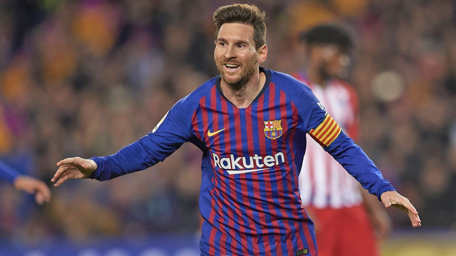 
                <strong>Lionel Messi (FC Barcelona)</strong><br>
                …natürlich von Superstar Lionel Messi. Die Ausstiegsklausel des Argentiniers liegt wohl bei 700 Millionen Euro. Gleichzeitig ist Messi auch der bestbezahlteste Fußballer der Welt. Sein jährliches Einkommen bei den Katalanen soll sich laut "transfermarkt.de" auf bis zu 56,5 Millionen Euro belaufen. Mit diesem Wert kreist Messi an der Spitze aller Gehaltsrankings im Fußball in einsamen Sphären. Denn der Zweitplatzierte hinkt ein ganzes Stück hinterher.
              