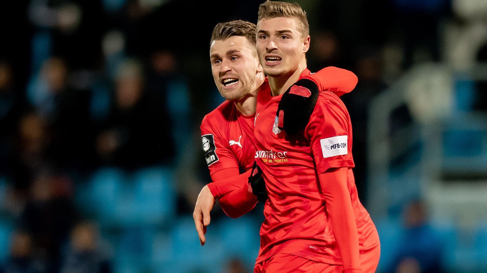
                <strong>Ist damit alles geklärt?</strong><br>
                Nein. Ob alle Spieler mit auslaufenden Verträgen nach dem 30. Juni zur Verfügung stehen, ist unklar. Es könnten Situationen entstehen wie diese: Elias Huth, zuletzt Leistungsträger beim FSV Zwickau, ist nur ausgeliehen - und müsste am 1. Juli, also vor dem letzten Spieltag, zurück zum Ligakonkurrenten 1. FC Kaiserslautern. Beide Vereine sind derzeit Konkurrenten im Abstiegskampf.
              