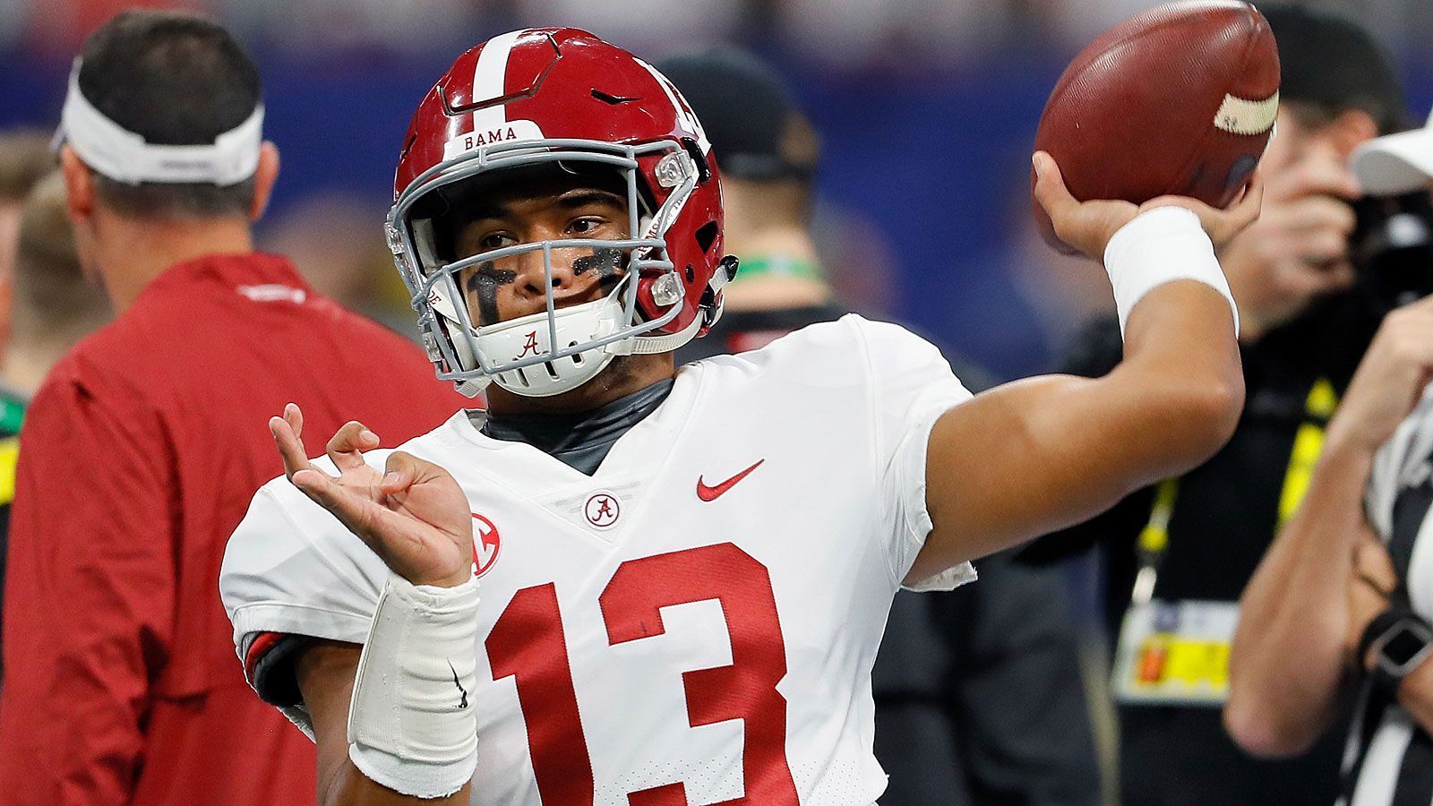 
                <strong>Tua Tagovailoa (Alabama Crimson Tide)</strong><br>
                Kürzlich gab Tagovailoa in einer "ESPN"-Sendung Einblicke in die harte Erziehung seines Vaters Galu. Dieser habe ihn mit einem Gürtel geschlagen, nachdem ihm einmal drei Interceptions unterlaufen waren. Der Dad war es auch, der seinem talentierten Sohn den starken linken Wurfarm antrainierte - obwohl dieser eigentlich Rechtshänder ist. Der einfache Grund: Der Vater selbst ist Lefty. Schon als Kind soll der angehende NFL-Profi mit einem Football unter dem Arm eingeschlafen sein. Der Sport liegt der Familie im Blut: Auch ein jüngerer Bruder spielt Quarterback in der High School, ein Cousin ist D-Liner bei Notre Dame. Tagovailoa trägt seinen tiefen Glauben während des Spiels zur Schau - die "Kriegsbemalung" auf seinen Wangen schimmert in Kreuz-Form. Für den Sieg bei dieser Wahl hat es nicht gereicht.
              