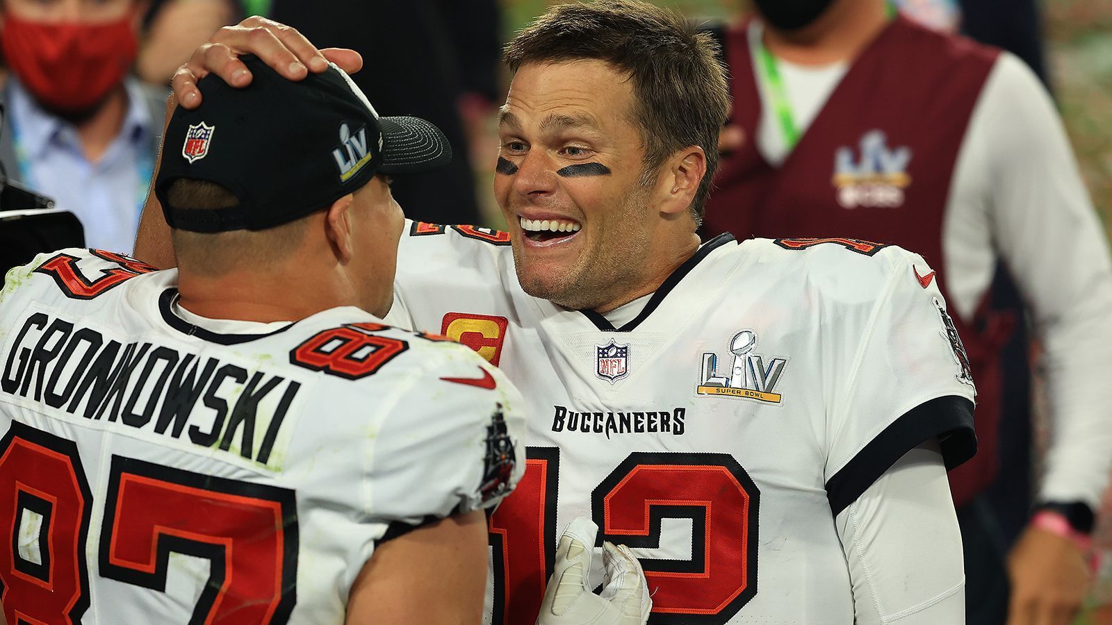 
                <strong>Gewinner: Die Bad Boys zeigen es allen</strong><br>
                Wie in alten Zeiten. Was Tom Brady und Rob Gronkowski in ihrem sechsten gemeinsamen Super Bowl ablieferten, war einfach unglaublich. Gleich zweimal fand Brady seinen Buddy in der Endzone, dabei wurde "Gronk" in der diesjährigen Postseason übrwiegend im Blocking eingesetzt. Gemeinsam drehten sie die Uhr zurück. Brady mit insgesamt 201 Passing Yards, einer starken Passquote mit 21 von 29 Zuspielen, drei Touchdowns und ohne Interception. Gronkowski fing nach seiner einjährigen NFL-Pause in der gesamten Saison zuvor sieben Touchdown-Pässe, jetzt gleich zwei im wichtigsten Spiel des Jahres. Besser kann ein Drehbuch nicht geschrieben sein.
              