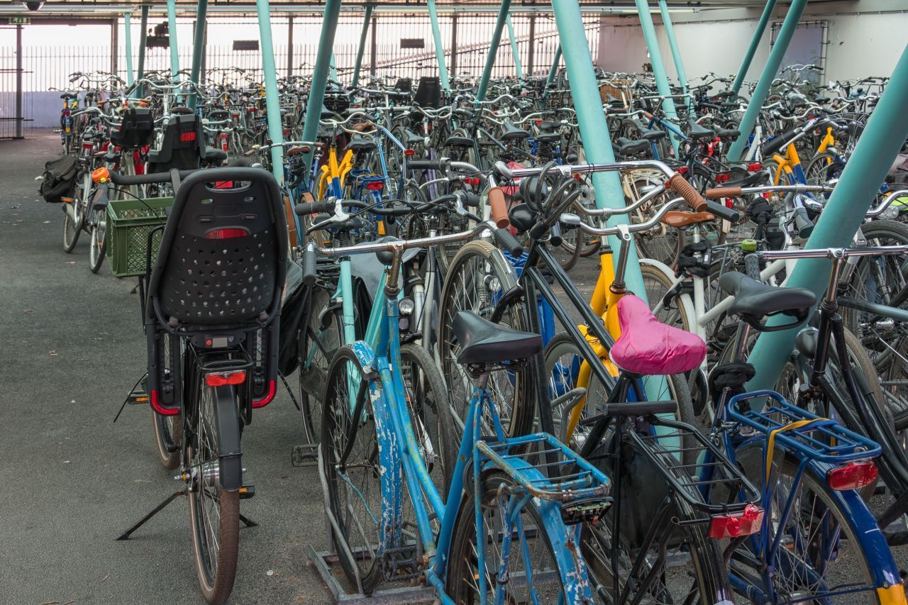 Abgefahren: 12.500 Fahrräder passen in das größte Bike-Parkhaus der Welt. Seit vergangenem Jahr lädt es am Bahnhof im niederländischen Utrecht nicht nur Pendler:innen ein, hier sicher ihre Drahtesel abzustellen.