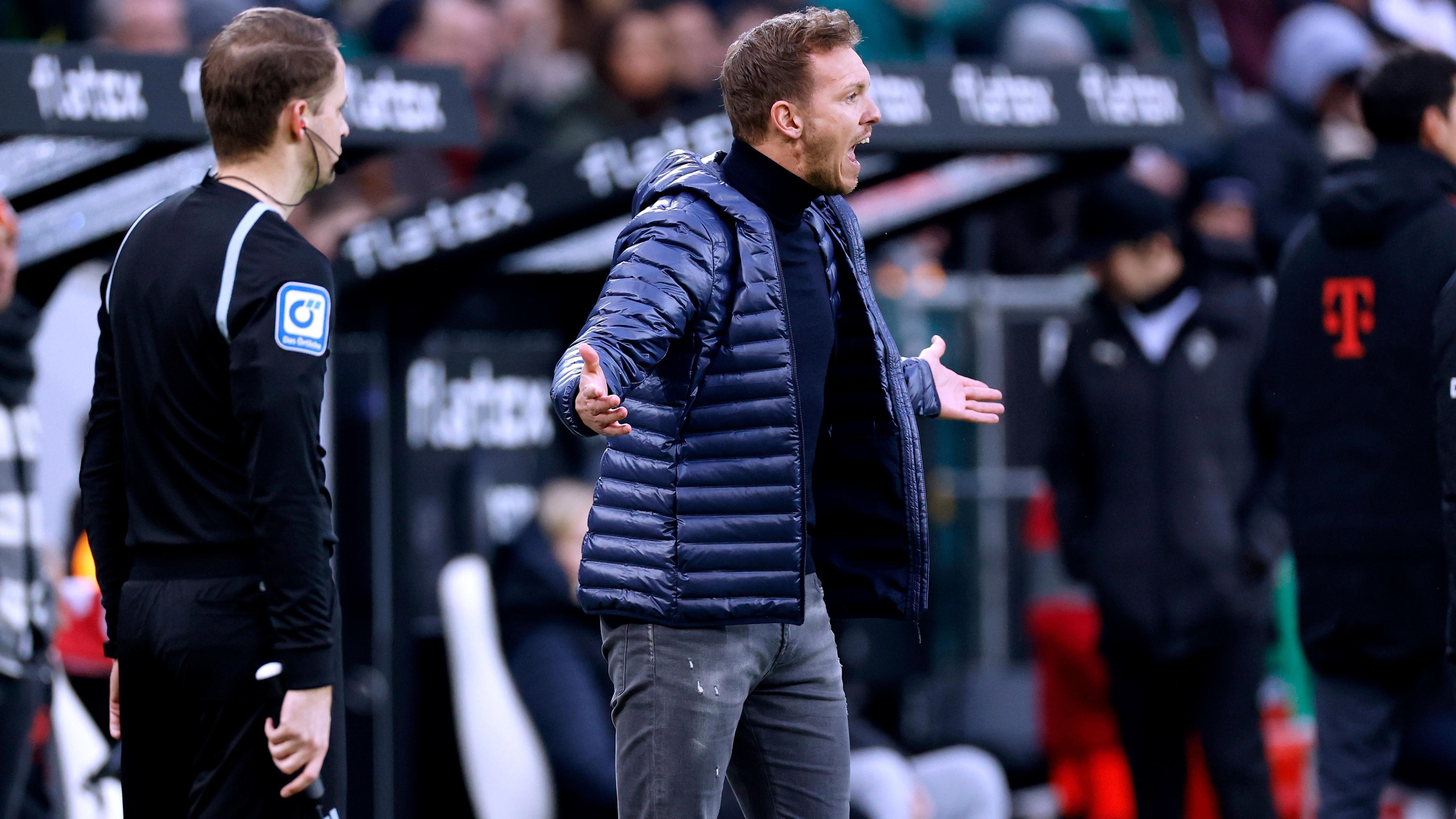 
                <strong>Julian Nagelsmann </strong><br>
                Beim Bundesliga-Spiel zwischen Borussia Mönchengladbach und dem FC Bayern München kam es am Samstag nach nur neun Minuten zu einem riesigen Aufreger: Nach einem vermeintlichen Foulspiel an Alassane Plea sah Dayot Upamecano die Rote Karte. In Folge verloren die Münchner das Spiel gegen Gladbach und fuhren ohne Punkte im Gepäck nach Hause. Bayern-Trainer Julian Nagelsmann gingen nach dem Spiel die Nerven durch, er schimpfte in Richtung von Schiedsrichter Tobias Welz: "Will der mich verarschen? Dieses weichgespülte Pack!". Auch wenn Nagelsmann sich sofort entschuldigte, dürfte das nicht ohne Konsequenzen bleiben. Der Kontrollausschuss des Deutschen Fußball-Bundes (DFB) hat wie erwartet Ermittlungen aufgenommen, nun droht dem 35-Jährigen eine Bestrafung durch das DFB Sportgericht. ran zeigt euch, welche Bundesliga-Trainer zuvor vom DFB schon Strafen aufgebrummt bekamen.
              