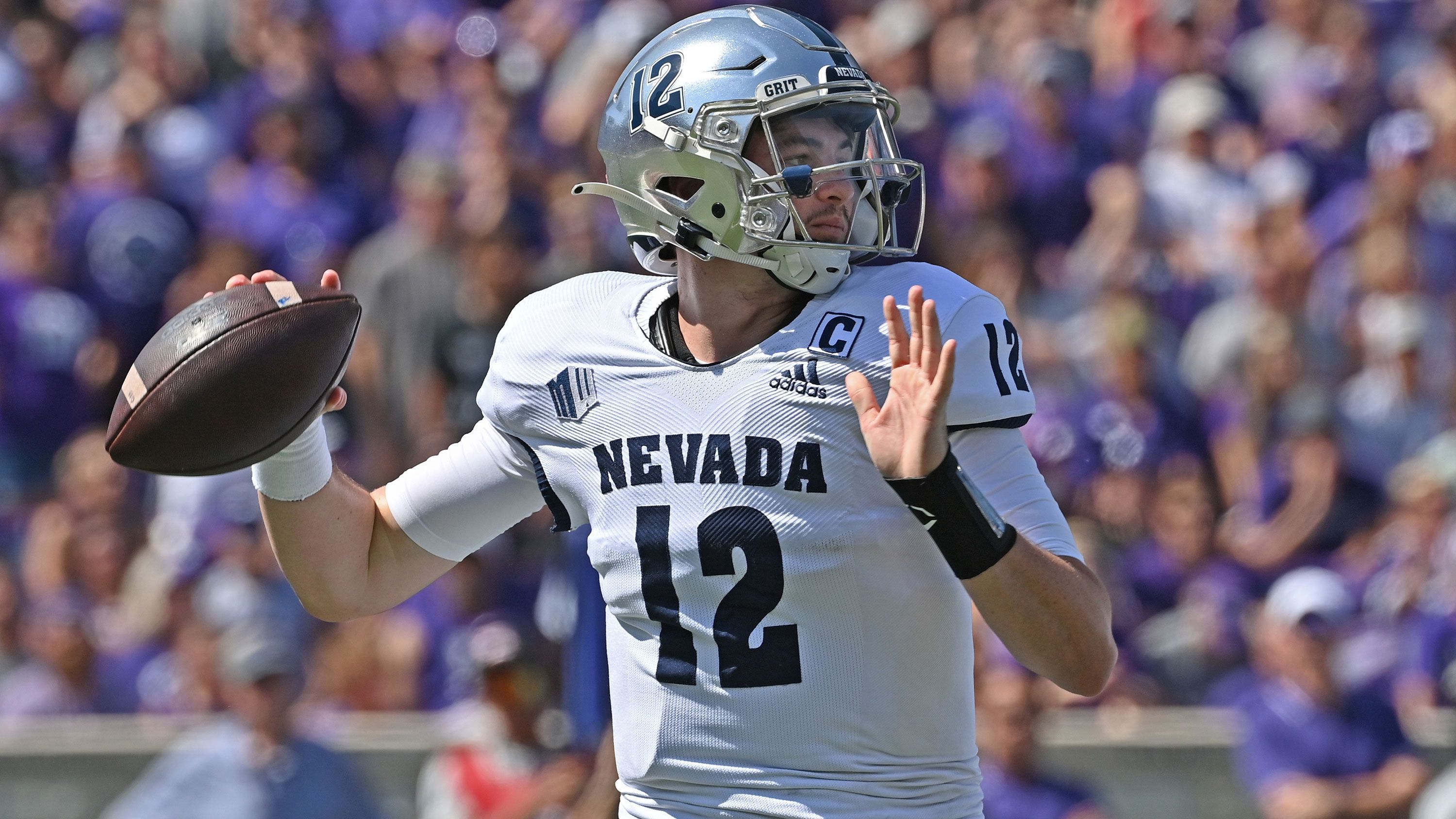 
                <strong>Carson Strong (Nevada Wolf Pack)</strong><br>
                Nevada-Quarterback Strong ist einer der besten Passer der diesjährigen Draft-Klasse. Sein Arm sucht unter den Talenten seinesgleichen, Würfe über 50 oder mehr Yards stellen kein Problem dar. Außerdem besitzt er ein gutes Gespür für seine Pocket und weiß, wie er sich unter Druck zu verhalten hat. Kopfzerbrechen dürfte hingegen seine Beweglichkeit verursachen, die ebenso wie seine Fähigkeiten als Läufer ein Upgrade vertragen können. In einer NFL-Offense, deren Hauptaugenmerk auf dem Passing Game liegt, könnte er seinen Platz finden. Ein Pick vor dem zweiten Tag wäre allerdings eine Überraschung.
              