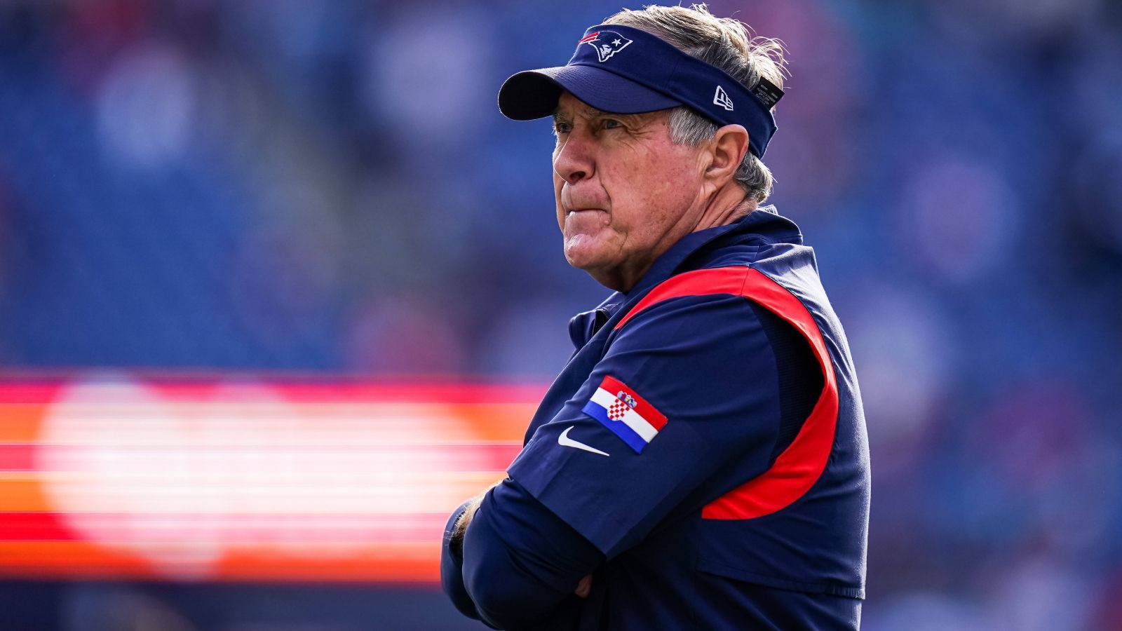 
                <strong>Bill Belichick (New England Patriots)</strong><br>
                Der größte Star der New England Patriots steht an der Seitenlinie: Bill Belichick. Der 71-Jährige ist seit 2000 Head Coach der Patriots und führte sie zu allen sechs Super-Bowl-Siegen der Franchise-Geschichte. Mit 329 Siegen (Regular Season und Postseason) liegt er auf Platz drei der historischen Liste der NFL. Zudem ist er der bestbezahlte Head Coach der NFL. Das liegt allerdings auch daran, dass er nicht nur Head Coach ist, sondern auch de facto General Manager.
              