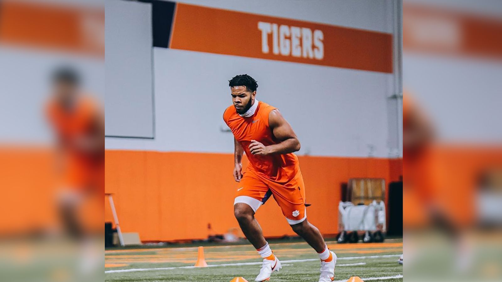 
                <strong>Platz 7: Jeremiah Trotter Jr. (Clemson Tigers)</strong><br>
                Den älteren NFL-Fans wird der Name Trotter wohl noch ein Begriff sein. Vater Jeremiah Senior spielte zwölf Jahre in der NFL, davon den Großteil bei den Philadelphia Eagles. Insgesamt wurde er viermal in den Pro Bowl gewählt und gehört der Eagles Hall of Fame an. Sein Sohn Jeremiah Junior tritt nun in seine Fußstapfen und wird ähnlich wie sein Vater auf der Position des Linebackers spielen. Trotter Jr. entschied sich bereits vor einigen Monaten für die Clemson Tigers.
              