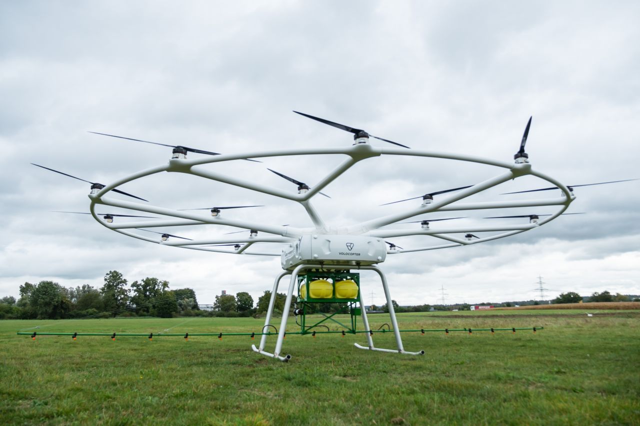 Diese Großdrohne mit einem Druchmesser von über 9 Meter fliegt ferngesteuert oder automatisch über Felder und spritzt Pflanzenschutzmittel.