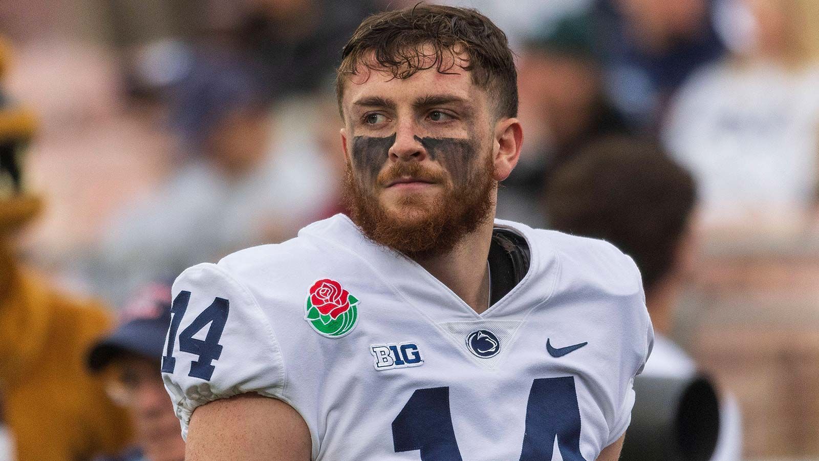 
                <strong>Alter Tweet hängt neuem Packers QB nach</strong><br>
                Etwas überraschend drafteten die Green Bay Packers in der fünften Runde Sean Clifford von der Pennsylvania State University. Und auch wenn der Quarterback froh sein dürfte, dass ihm der Sprung in die NFL gelungen ist, stellt sich die Frage, ob er wirklich zu den Packers wollte. Am Samstag tauchte nämlich ein alter Tweet des 24-Jährigen aus dem Jahr 2014 auf. Darin feierte er das Ausscheiden der Packers in den Playoffs gegen die San Francisco 49ers. Zusätzlich hatte er den Post mit einem Hashtag der Chicago Bears versehen, die ein Divisionsrivale der Packers sind. Zwar war der Tweet schon wenig später gelöscht, doch dürfte der Schaden schon angerichtet sein.
              