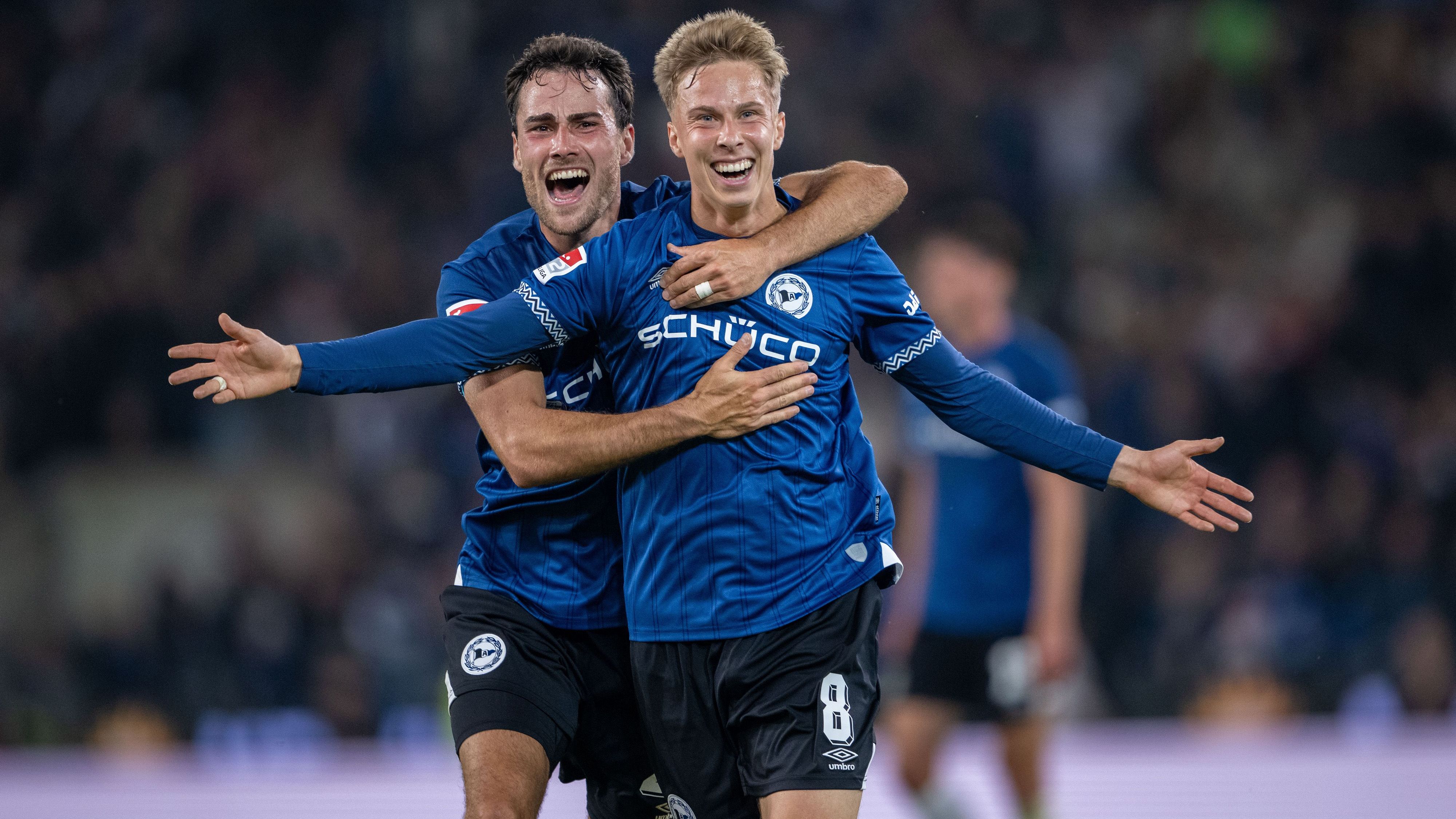 <strong>Arminia Bielefeld - SV Werder Bremen</strong><br>Wer ist eigentlich der Underdog, wenn der DFB-Pokalfinalist auf das Team trifft, das sie bereits letzte Saison ausgeschaltet haben? Arminia Bielefeld hat die Aufstiegseuphorie nach dem Double aus Drittliga-Meisterschaft und Landespokal-Erfolg in die 2. Liga mitgenommen und mit Fortuna Düsseldorf und Holstein Kiel zwei Top-Teams der Liga jeweils düpiert. Kurios: Sogar manche Wettanbieter sehen Arminia als leichten Favoriten...