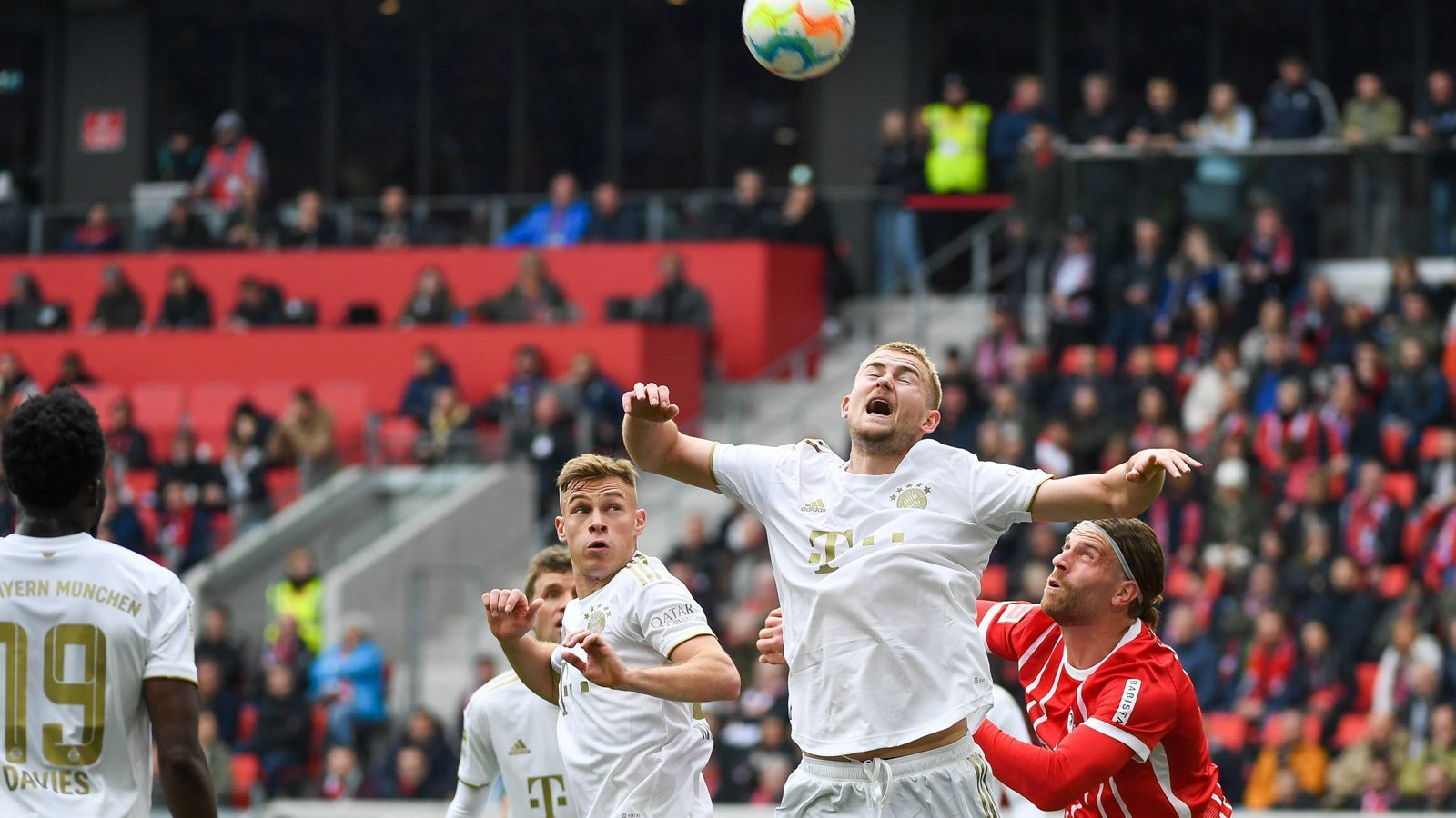 
                <strong>Matthijs de Ligt</strong><br>
                Der Niederländer bestätigt auch am Samstag seine starke Form und ist in der bayerischen Defensive der große Stabilisator. Entschärft einige gefährliche Situationen und agiert dabei gewohnt robust und zweikampfstark. Trifft in der 52. Minute traumhaft aus der Distanz. ran-Note: 1
              