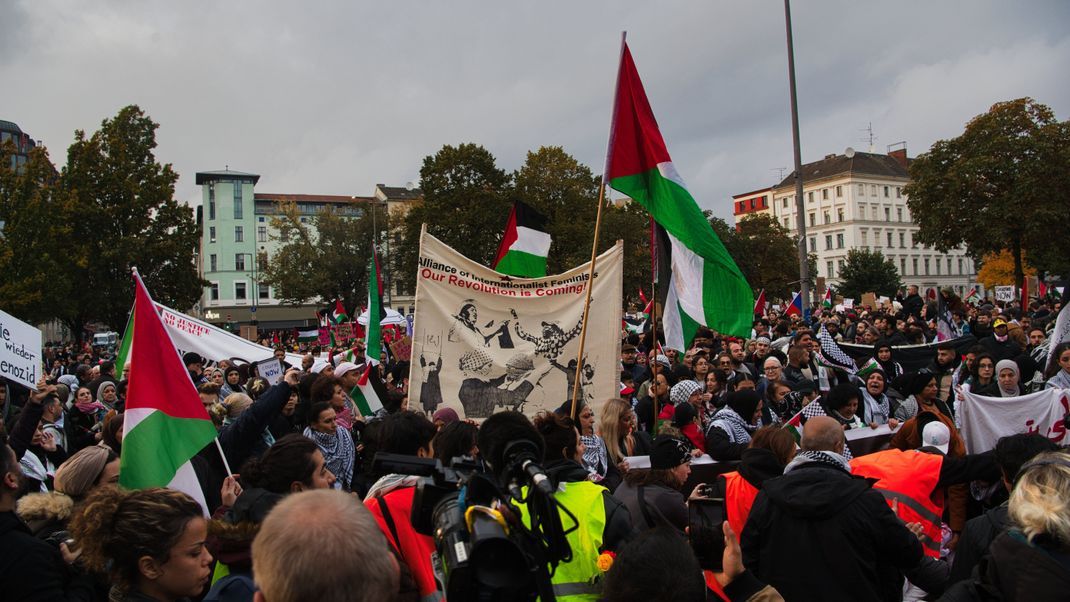 28.10.2023, Berlin: Mehr als 2000 Menschen ziehen bei einer pro Palästina Demonstration unter starkem Polizeischutz durch Kreuzberg. 