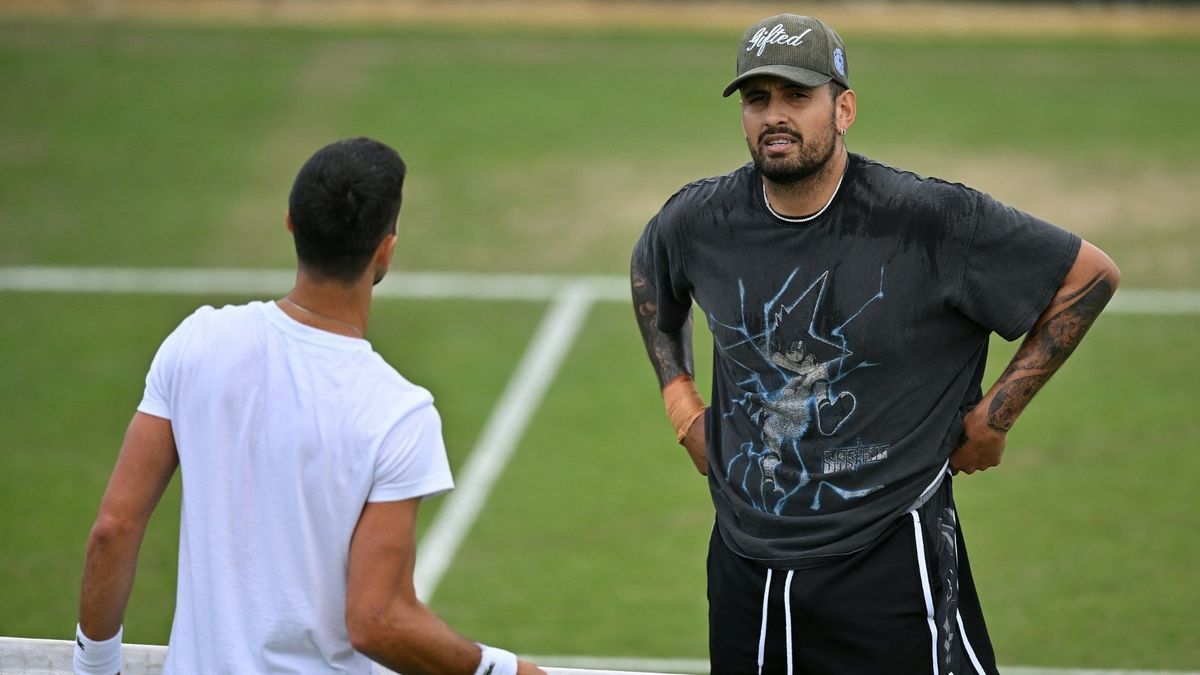 Kyrgios (r.) und Djokovic spielen Doppel