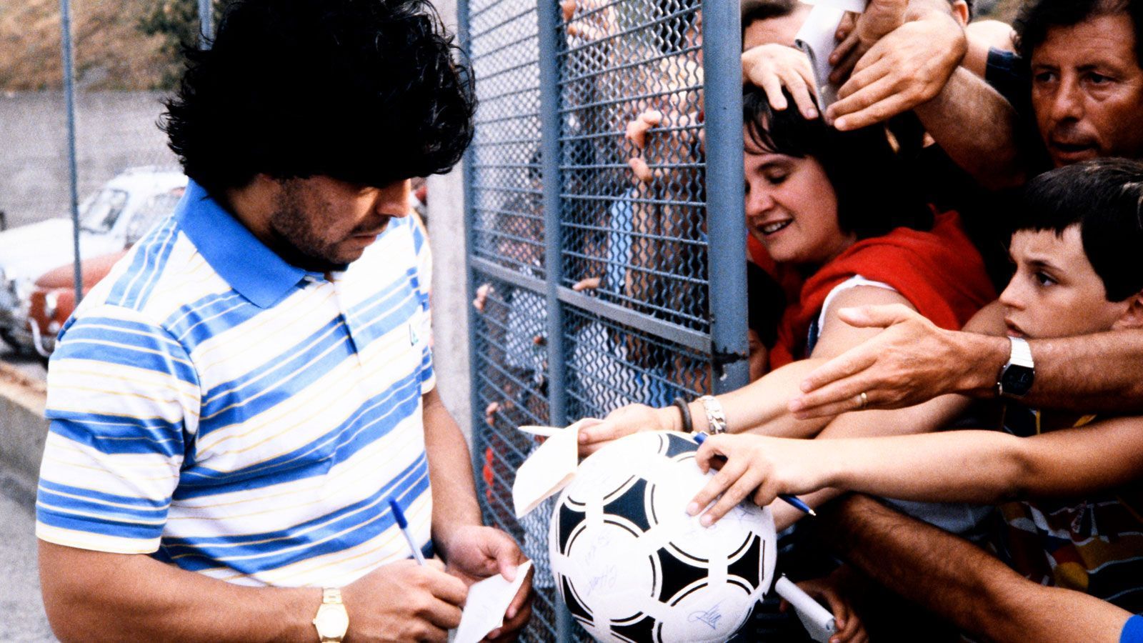 
                <strong>Eine neue Ära</strong><br>
                Maradona wechselte zum SSC Neapel – einem Klub, der in der Vorsaison fast abgestiegen wäre. Allein zu seiner Vorstellung kamen 75.000 Fans. Der Beginn einer Ära! In seinen ersten drei Jahren machte er aus dem einstigen Abstiegskandidat einen Double-Sieger.
              