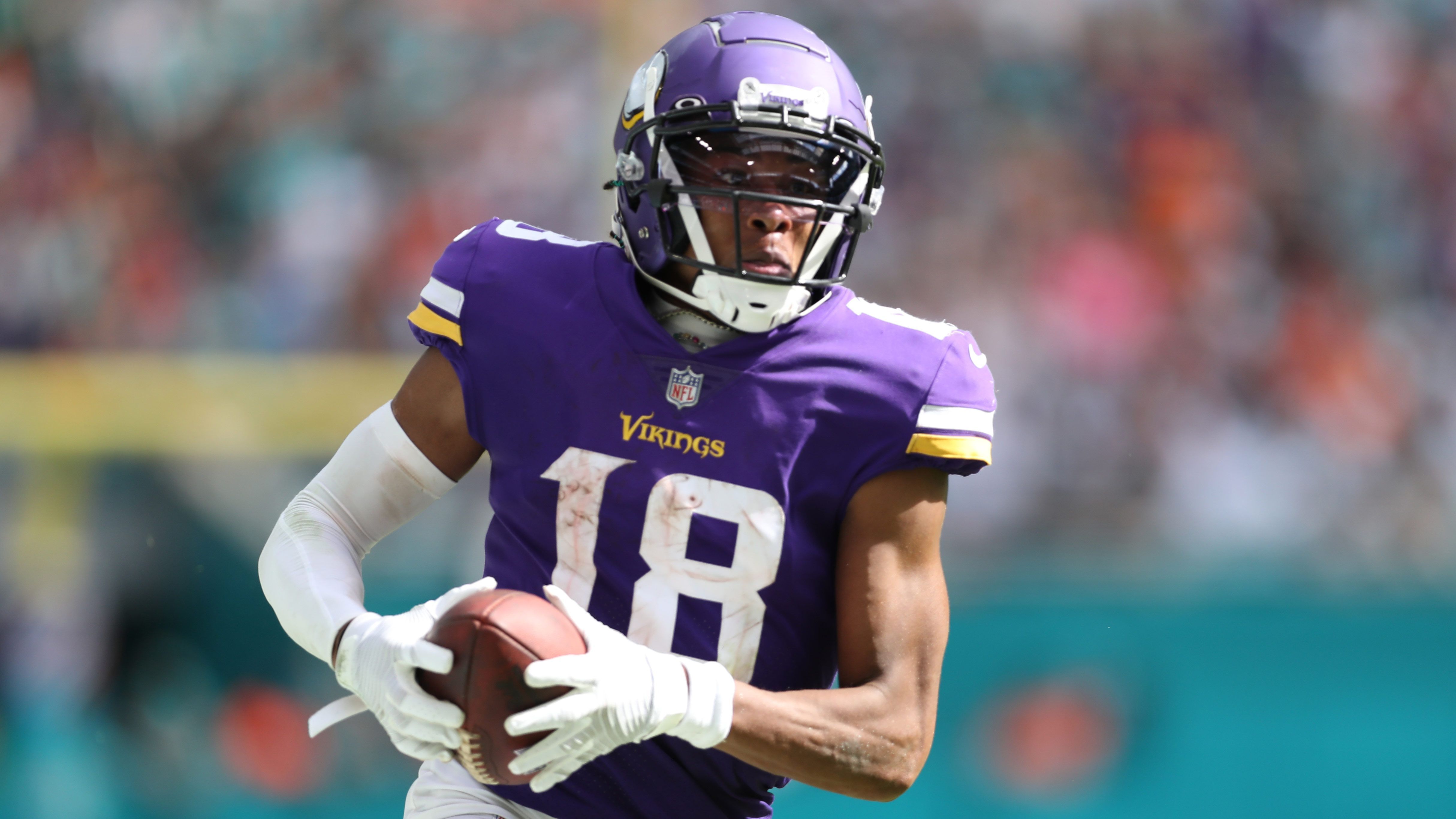 
                <strong>Platz 8: Justin Jefferson (Minnesota Vikings)</strong><br>
                Dass einer der besten Wide Receiver in der NFL seinen Weg in die Liste findet, ist kaum verwunderlich. Justin Jefferson genießt auch außerhalb der Minnesota-Vikings-Community hohes Ansehen. Sein Jersey mit der Nummer 18 wurde im April am achthäufigsten verkauft.
              