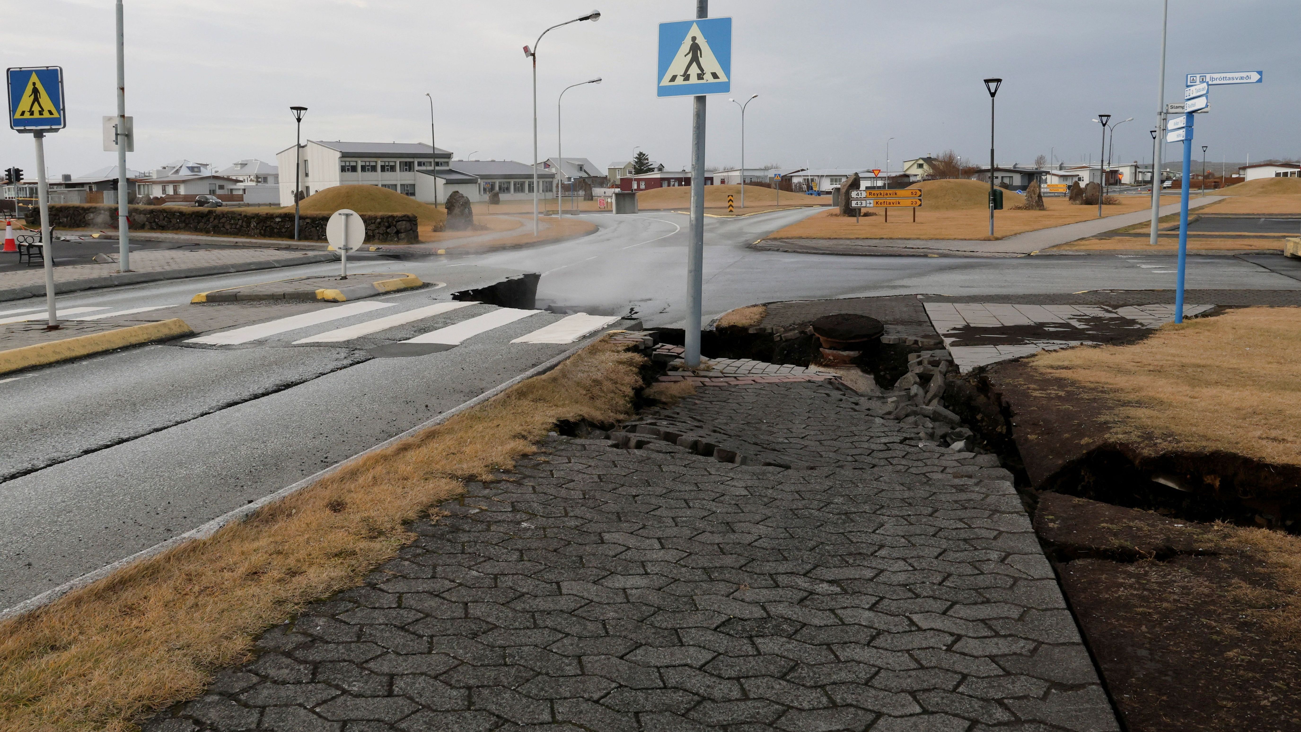 Die Verformung des Bodens weise auf ein Gebiet etwa zwei Kilometer nördlich der geräumten Stadt Grindavik hin.