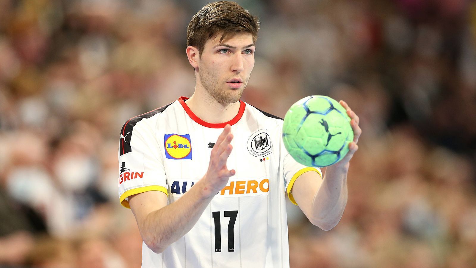 
                <strong>Lukas Zerbe</strong><br>
                In Anlehnung an seinen Onkel Volker, der ebenfalls als Handballer aktiv war und mehr als zwei Meter groß ist, wird Lukas Zerbe als "Little Zebu" bezeichnet. Dabei ist er mit seinen 1,84 Metern gar nicht so klein.
              