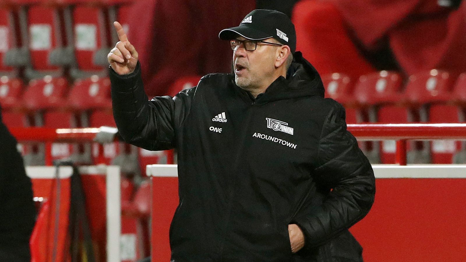 
                <strong>1. FC Union Berlin: Urs Fischer (Vertrag bis 2023)</strong><br>
                Die jüngste Vertragsverlängerung der Bundesliga und das völlig zurecht. Normalerweise ist es das verflixte zweite Jahr, aber dieses macht den Eisernen überhaupt keine Probleme. Im Gegenteil! Union überweihnachtet auf einem Europa-League-Platz, hat den BVB geschlagen, gegen Bayern einen Punkt geholt und dabei immer guten Fußball gespielt. Fischer und Union - eine Erfolgsgeschichte. 
              