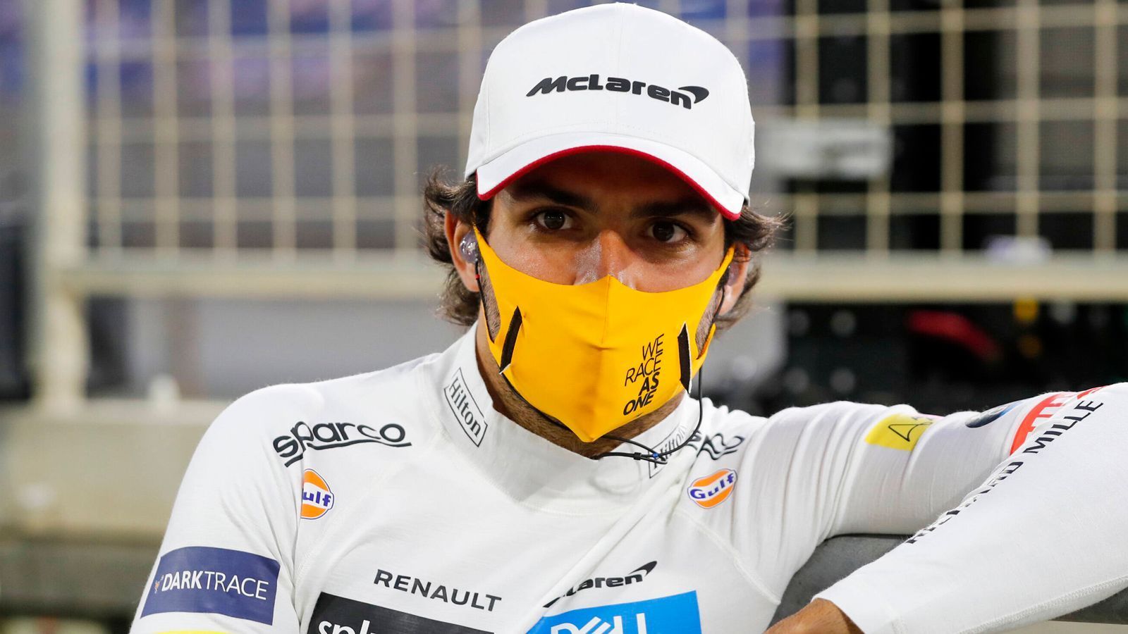 
                <strong>Carlos Sainz (McLaren)</strong><br>
                Nach einer eher schwachen ersten Saisonhälfte liefert er ab, punktet in den letzten sieben Rennen in Serie. Auch er kann einem leid tun: Der Spanier wird mit McLaren Gesamtsechster – und wechselt jetzt zu Ferrari. ran.de-Note: 3+
              