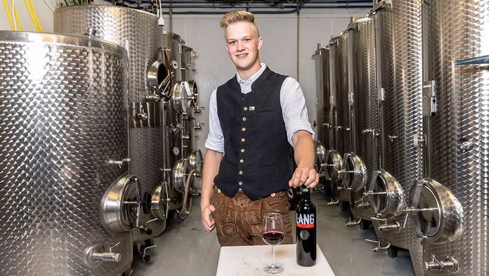 Zusammen mit seiner Familie bewirtschaftet Florian ein Weinanbaugebiet. Am liebsten spricht er über seine Weine.