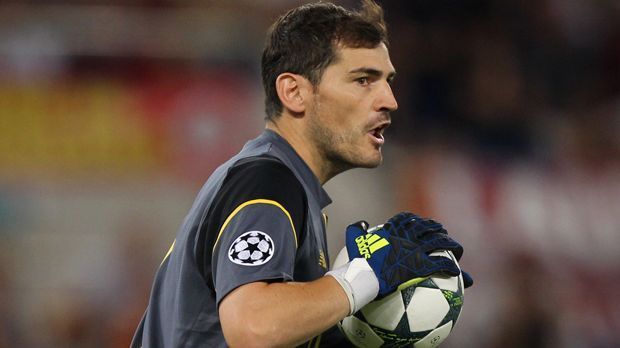 
                <strong>Iker Casillas (FC Porto)</strong><br>
                Iker Casillas (FC Porto): Bis 2015 spielte auch der spanische Welt- und Europameister für Real Madrid, dann wurde er nach 25 Jahren im Verein von Präsident Florentino Perez abserviert. 2017 läuft nun Casillas' Vertrag beim FC Porto aus. In der laufenden Saison kann sich der 35-Jährige durch starke Leistungen in der Champions League für einen Vertragsverlängerung oder einen anderen Verein empfehlen. Porto trifft dort auf den FC Kopenhagen, Leicester und Brügge.
              