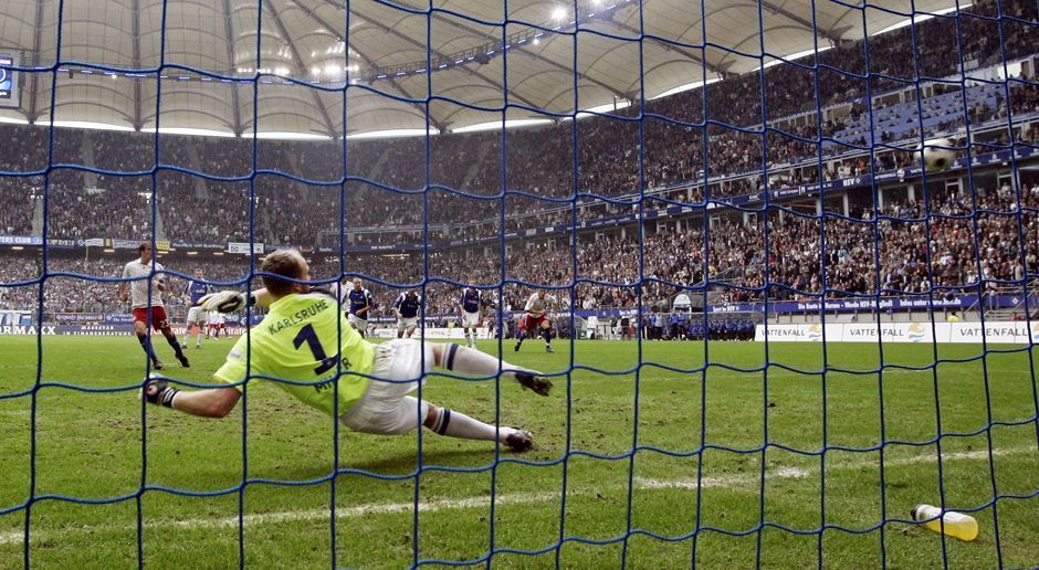 
                <strong>2008: Hamburger SV - Karlsruher SC 7:0</strong><br>
                Nicht immer ist der Hamburger SV das Opfer. Am letzten Spieltag der Saison 2007/08 schießen die Hanseaten den Karlsruher SC mit 7:0 ab. Rafael van der Vaart (Bild) leitet den Kantersieg mit einem verwandelten Elfmeter ein, Paolo Guerrero knipst dreimal, Ivica Olic doppelt und Piotr Trochowski trifft einmal.
              