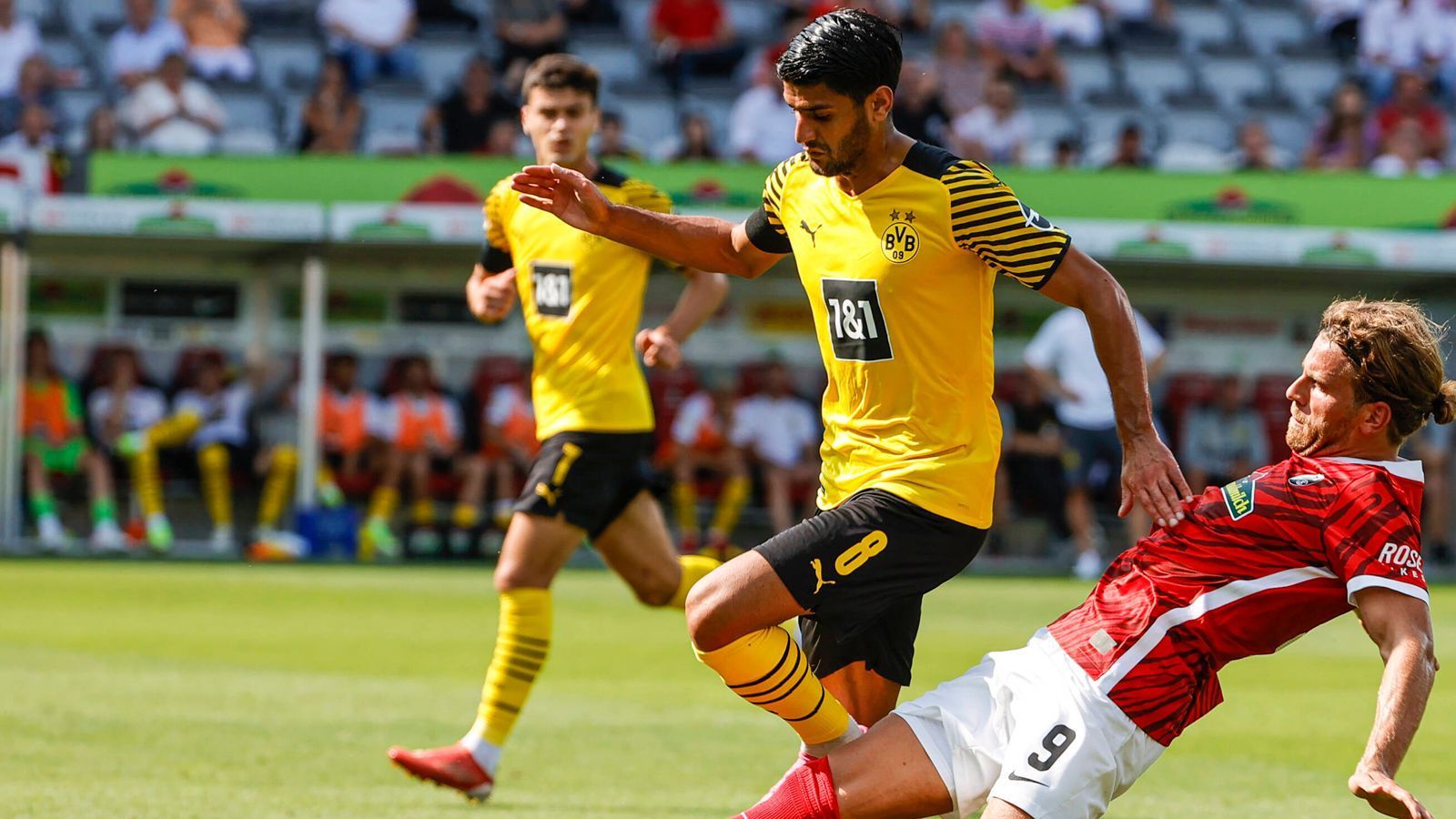 
                <strong>Mahmoud Dahoud</strong><br>
                Von den lauffreudigen und aggressiven Freiburgern wird der Mittelfeldmotor in seinem Wirken arg eingebremst. Zwar präsentiert sich Dahoud emsig, doch viel will ihm nicht gelingen. Vor der Pause verdient er sich mit einem Klammergriff gegen Jeong die Gelbe Karte. ran-Note: 4
              