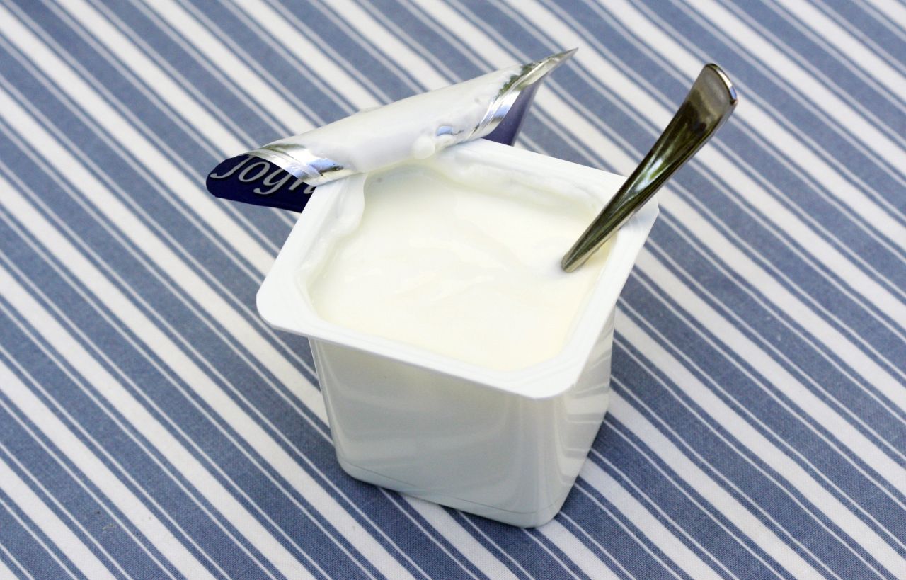 Joghurt enthält pro 100 Gramm: 4 Gramm Eiweiß; 130 Milligramm Kalzium; mindestens  0,5 - 3,5 Prozent Fett (je nach Magerstufe); circa 5 Gramm Kohlehydrate.