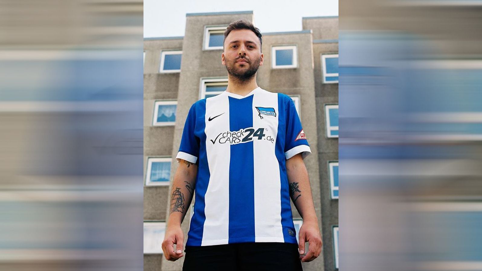 <strong>Hertha BSC - Heimtrikot</strong><br>Die klassischen blau-weißen Längsstreifen sind dieses Mal breiter als noch 23/24. Im Nacken stehen zudem die Worte "Die Alte Dame", Spitzname des Traditionsklubs.