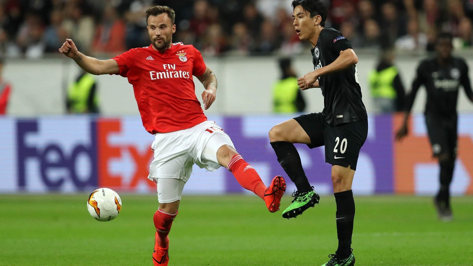 
                <strong>Makoto Hasebe</strong><br>
                Das Herzstück der Frankfurter Defensive. Dirigiert seine Vorderleute in gewohnter Manier und präsentiert sich stark im Zweikampf. Meldet seinen Gegenspieler und Ex-Frankfurter Seferovic in der ersten Halbzeit komplett ab. Nach der Pause deutlich mehr gefordert, da Benfica zwei Gänge höher schaltet. ran-Note: 2
              