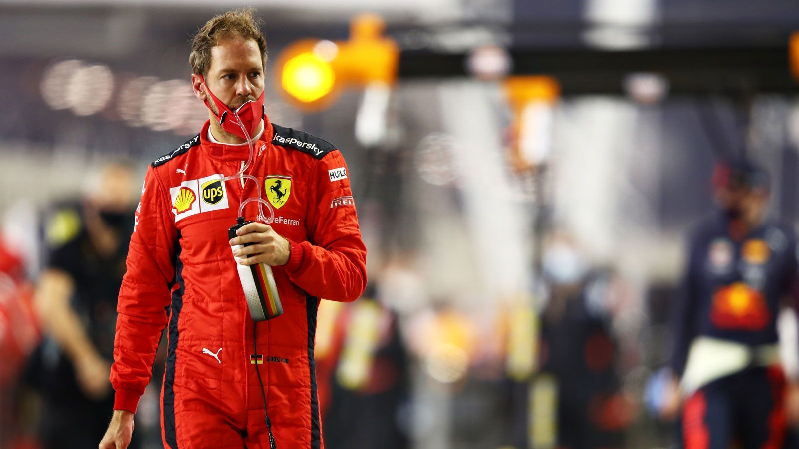 
                <strong>Sebastian Vettel: Enttäuschendes letztes Jahr bei Ferrari</strong><br>
                Der einst größte Konkurrent von Hamilton und Mercedes muss hingegen federn lassen. Sebastian Vettel erlebt ein miserables Jahr bei Ferrari und fährt den Punkteplätzen meist hinterher. Der Ferrari ist in diesem Jahr nur bedingt konkurrenzfähig und bleibt hinter den gewohnten Resultaten zurück. Im Regen von Istanbul rast der viermalige Weltmeister mit dem 3. Platz zum einzigen Mal auf das Podium, in der Fahrerwertung ist Vettel nur 13. und hat mehr als 60 Punkte Rückstand auf seinen Teamkollegen Charles Leclerc (Stand: 11. Dezember 2020). Mit Aston Martin, dem Nachfolger-Team von Racing Point, wagt der Heppenheimer 2021 einen Neustart in der Formel 1.
              