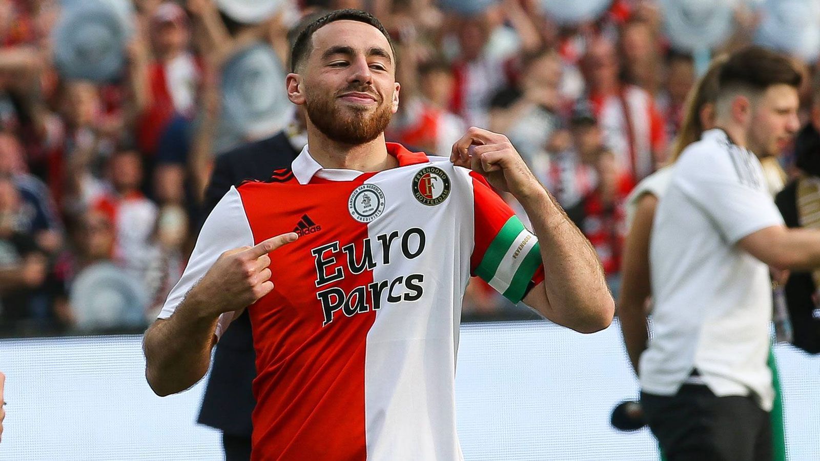 
                <strong>Orkun Kökcü (SL Benfica)</strong><br>
                Als Kapitän führte Orkun Kökcü Feyenoord Rotterdam zum ersten niederländischen Meistertitel seit 2018, ab der kommenden Saison wird der türkische Nationalspieler für Benfica Lissabon auflaufen. Kolportierte 25 Millionen Euro überwies der Klub aus Lissabon für das Feyenoord-Eigengewächs in die Hafenstadt und stattete den zentralen Mittelfeldspieler mit einem Fünfjahresvertrag aus.
              